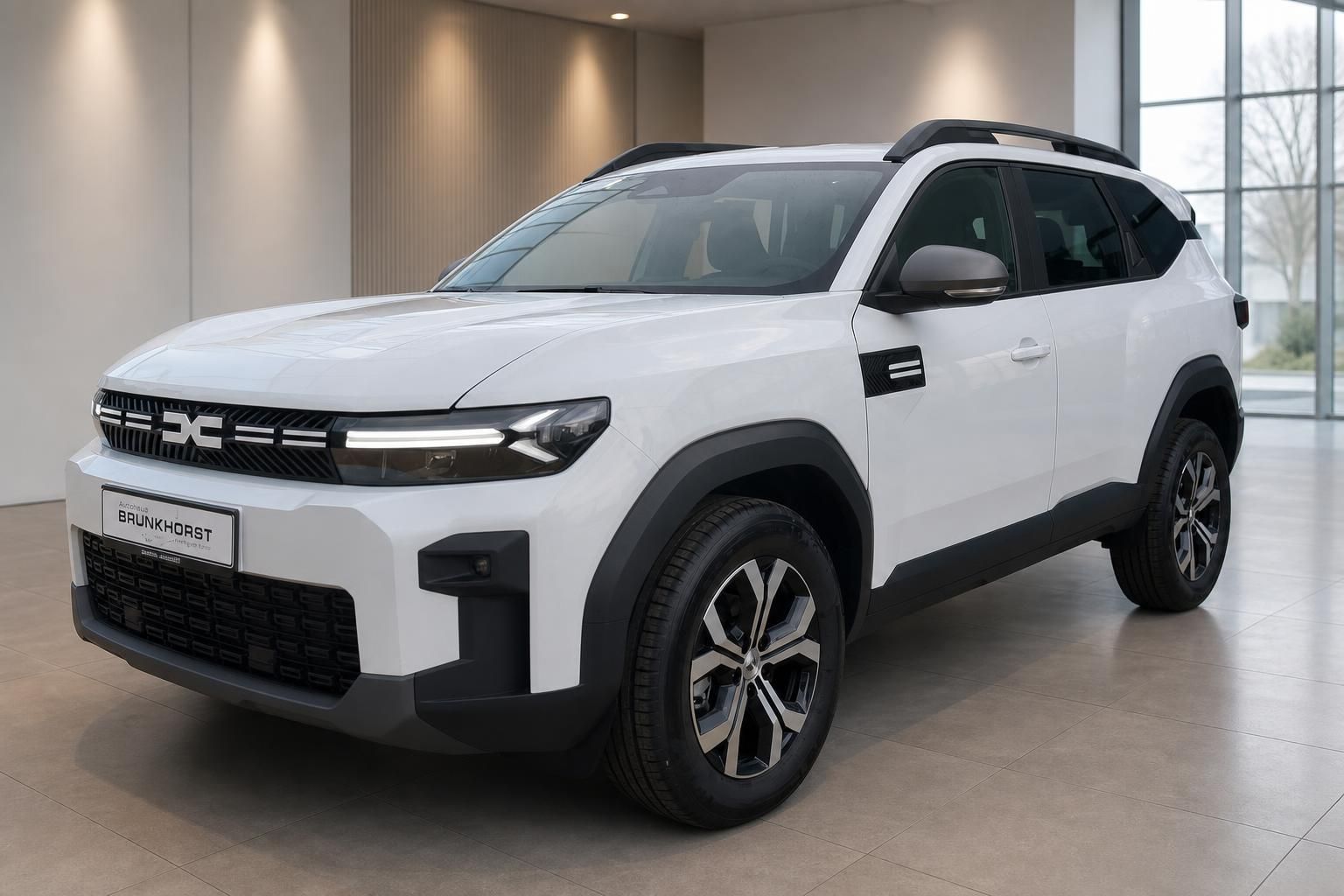 Dacia Bigster weiss Schraegansicht vorne links im Autohaus – SUV Neufahrzeug