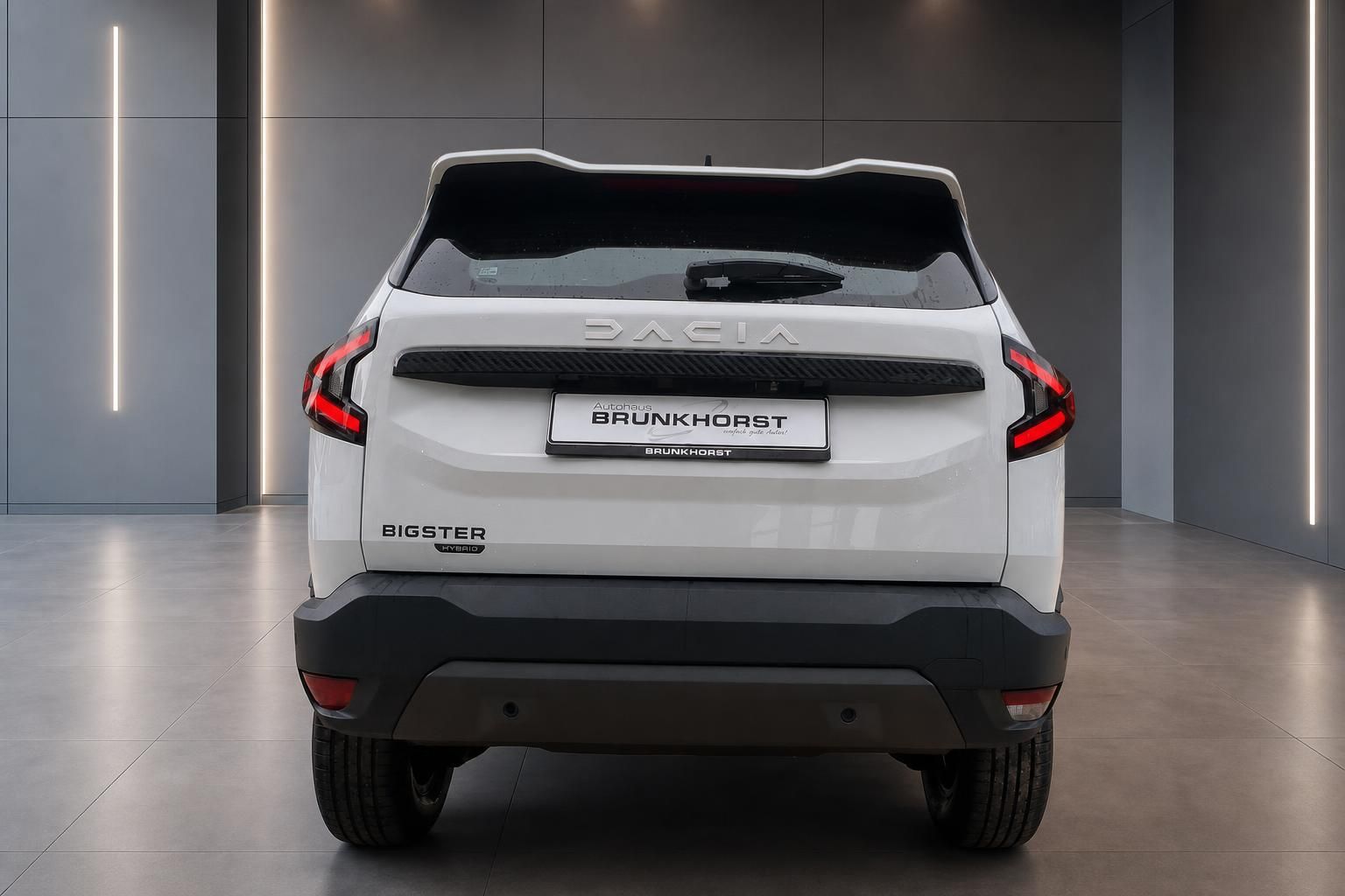 Dacia Bigster Hybrid weiss Heckansicht im Autohaus – SUV Neufahrzeug