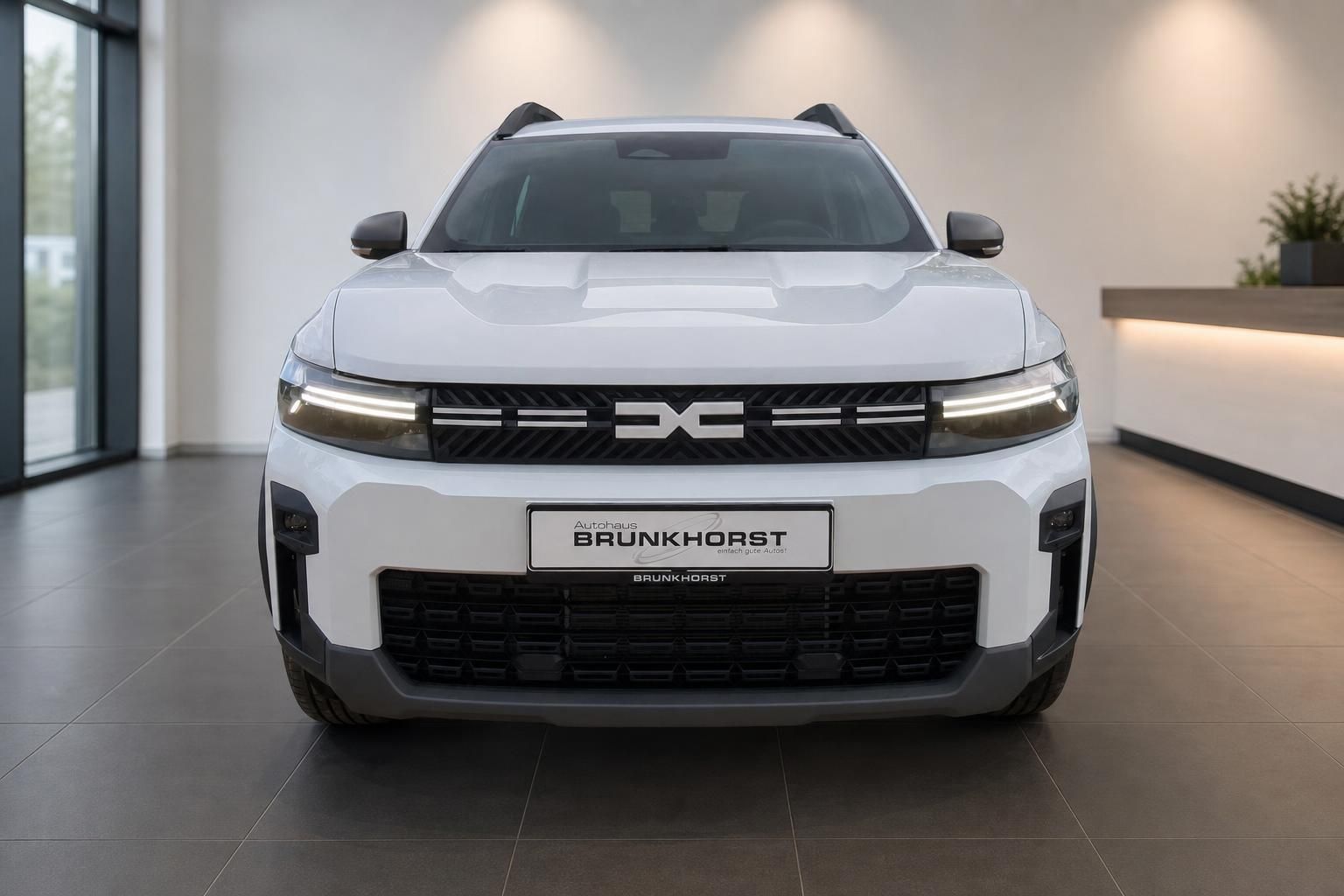 Dacia Bigster weiss Frontansicht im Autohaus – moderner SUV Neufahrzeug