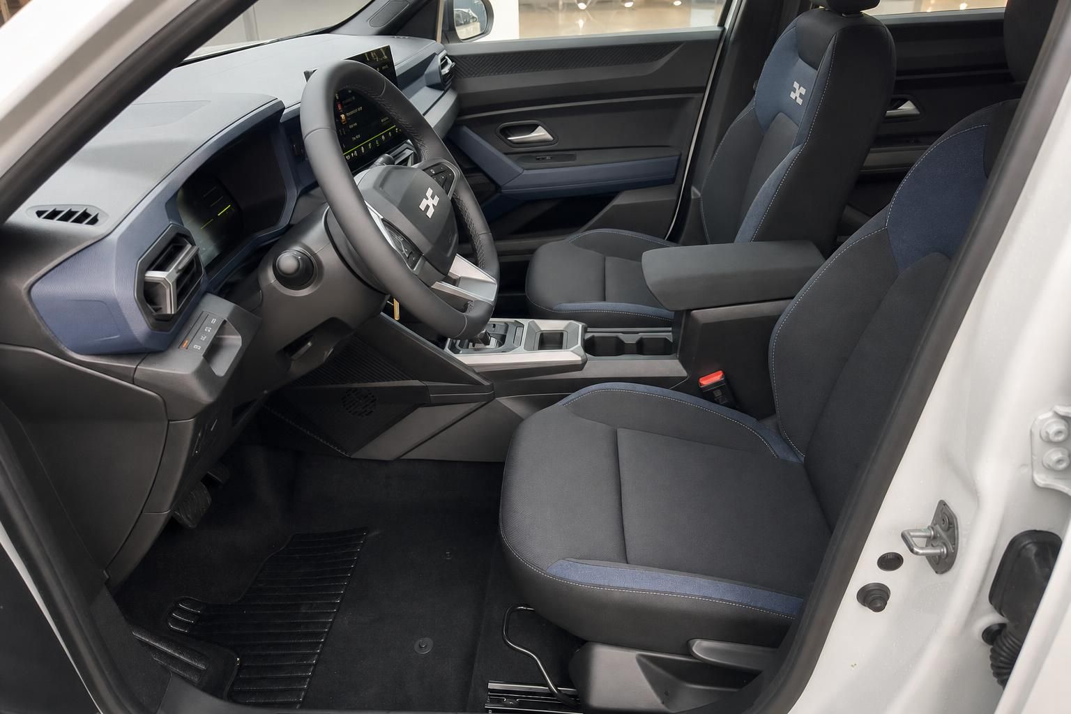 Fahrerbereich SUV Innenraum mit Lenkrad, Digitalcockpit und blauen Stoffsitzen