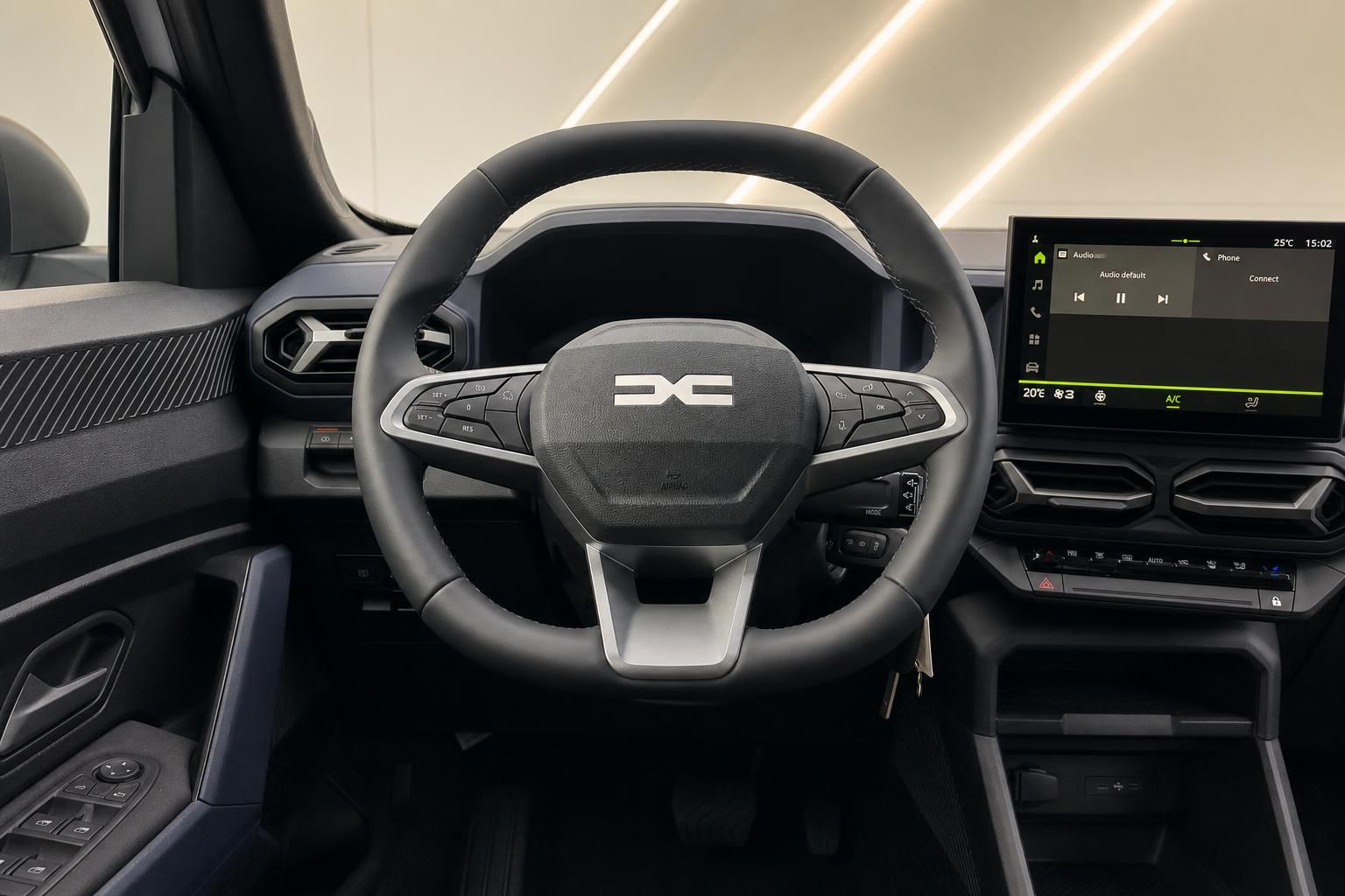 Dacia Bigster Innenraum – Lenkrad mit Dacia-Logo und Touchscreen-Infotainment
