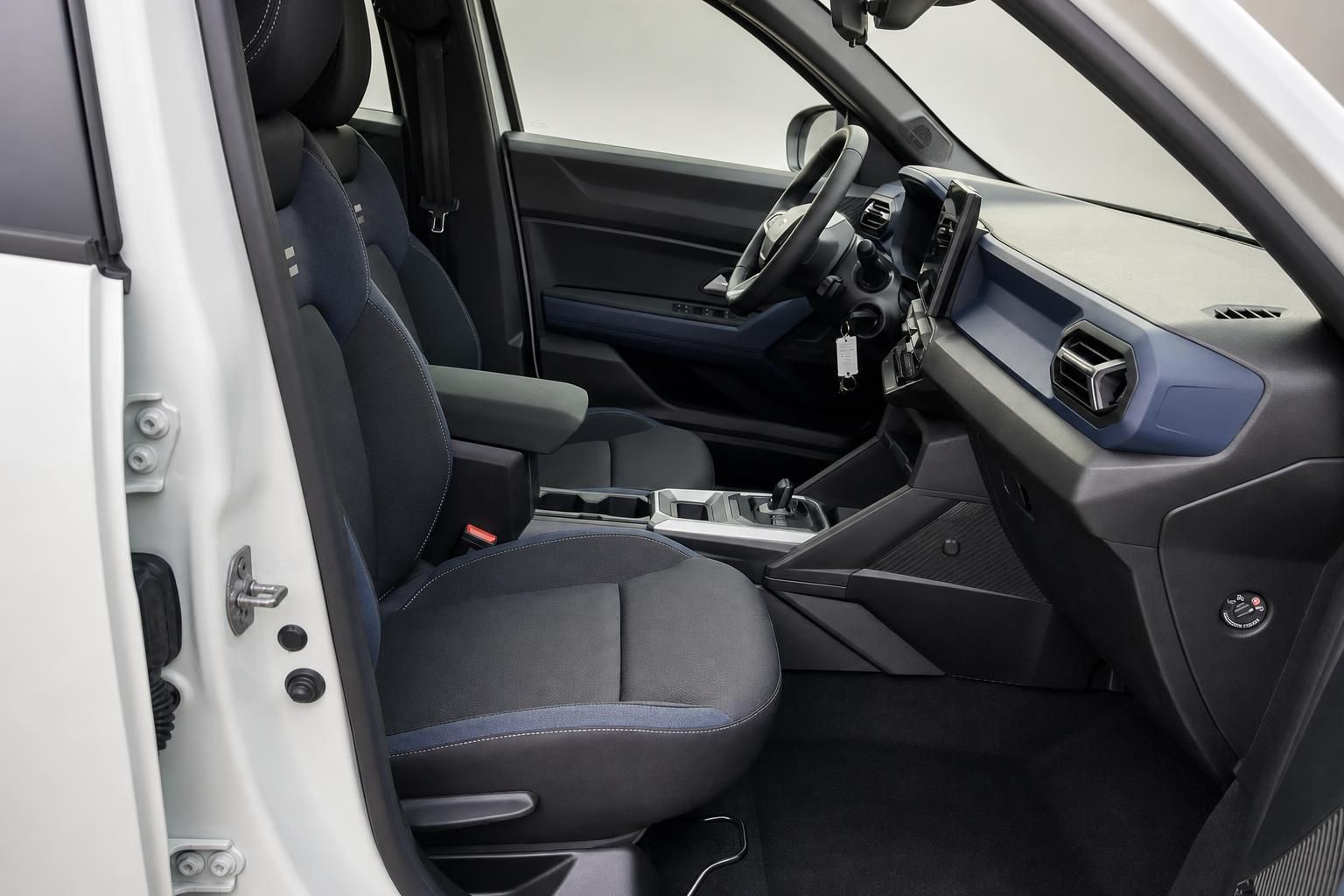 SUV Innenraum Beifahrerseite mit schwarzen Sitzen, Mittelkonsole und Armaturenbrett