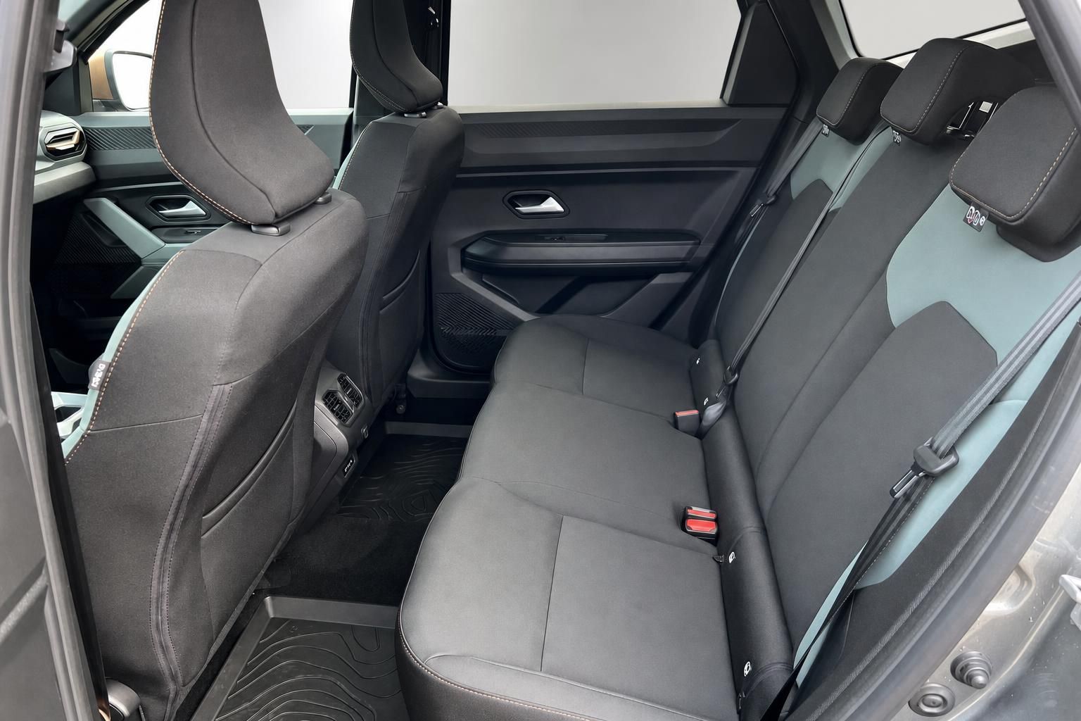 Geräumiger Fahrzeuginnenraum mit Rücksitzbank, schwarzer Polsterung und modernem Interieur-Design