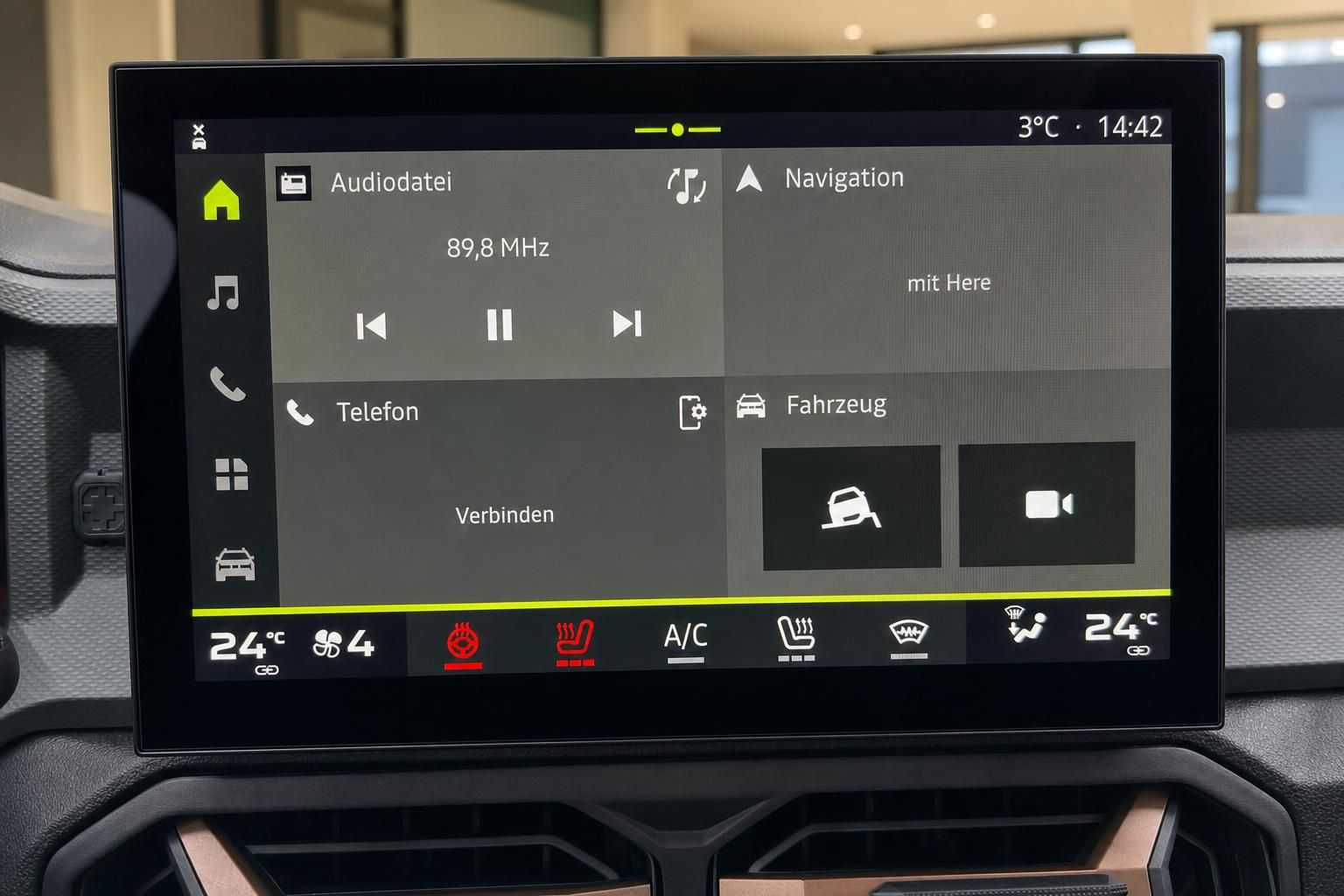 Modernes Fahrzeug-Infotainmentsystem mit Touchscreen, Navigation und Klimasteuerung im Armaturenbrett