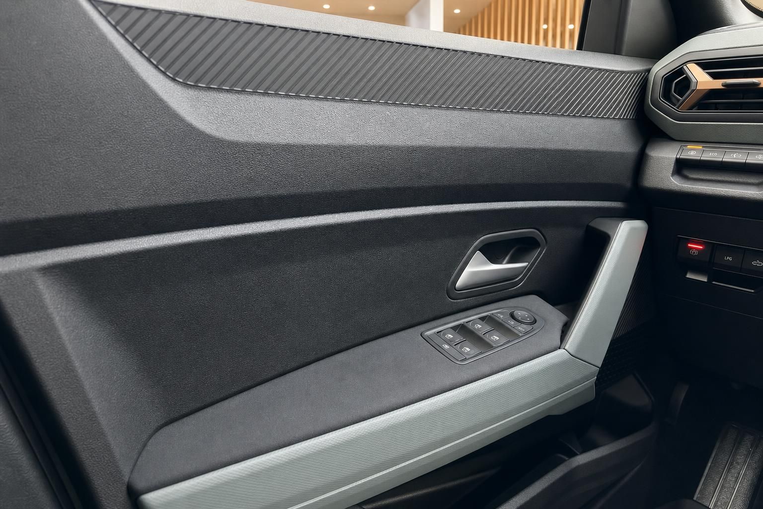 Detail der Fahrzeugtür mit elektrischen Fensterhebern, Türgriff und modernem Innenraum-Design