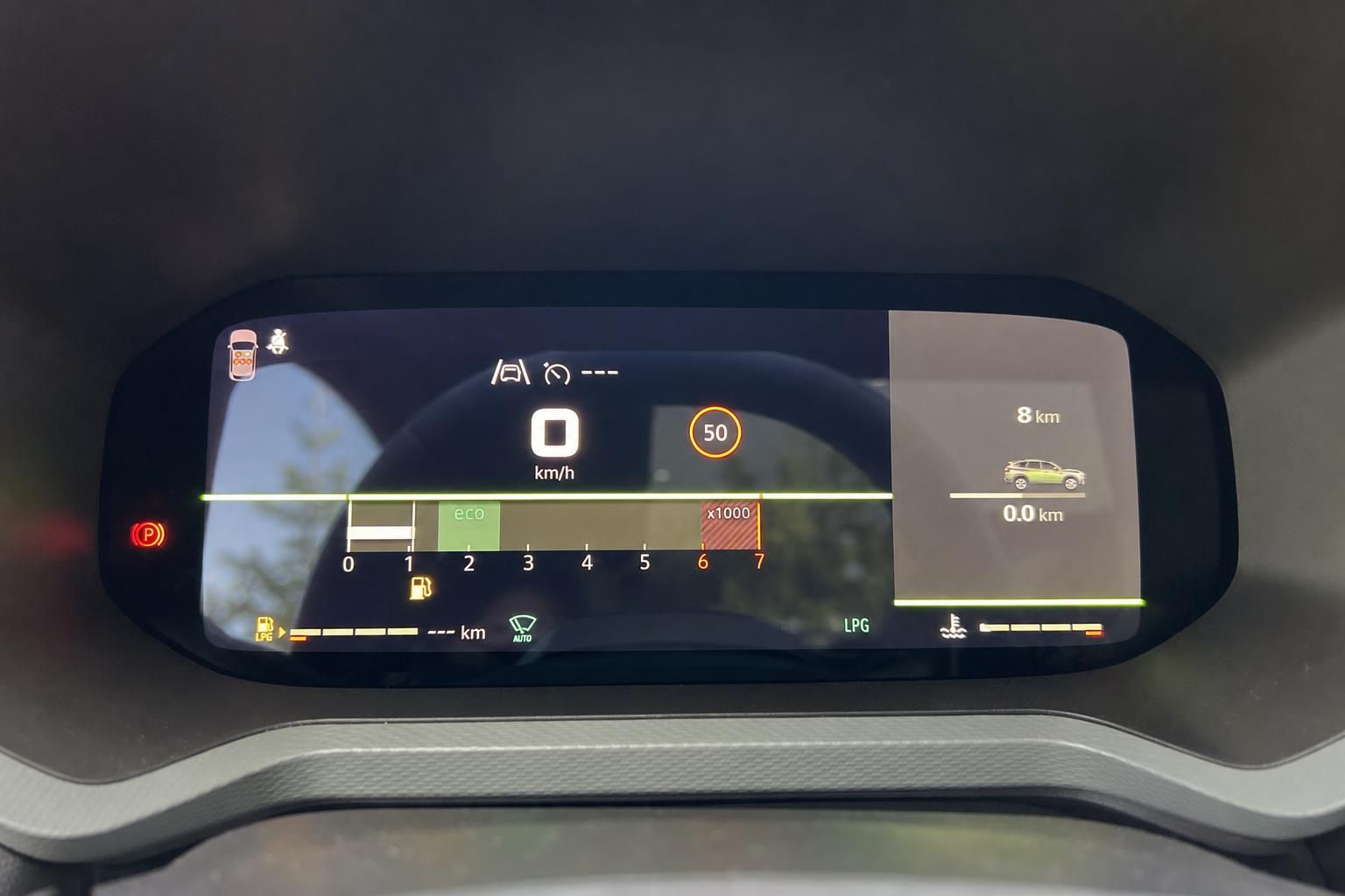 Digitales Armaturenbrett mit Geschwindigkeitsanzeige und Eco-Modus Display in modernem Fahrzeug