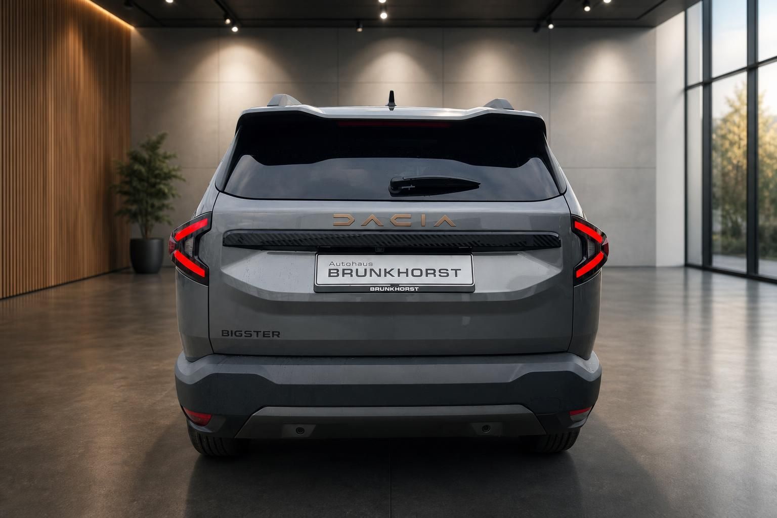 Dacia Bigster Heckansicht in grau im Showroom - moderne SUV Rückseite mit LED-Rückleuchten