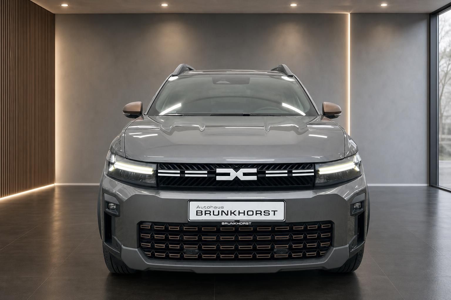 Dacia Bigster Frontansicht in grau - modernes SUV-Design mit markanter Kühlergrill-Optik
