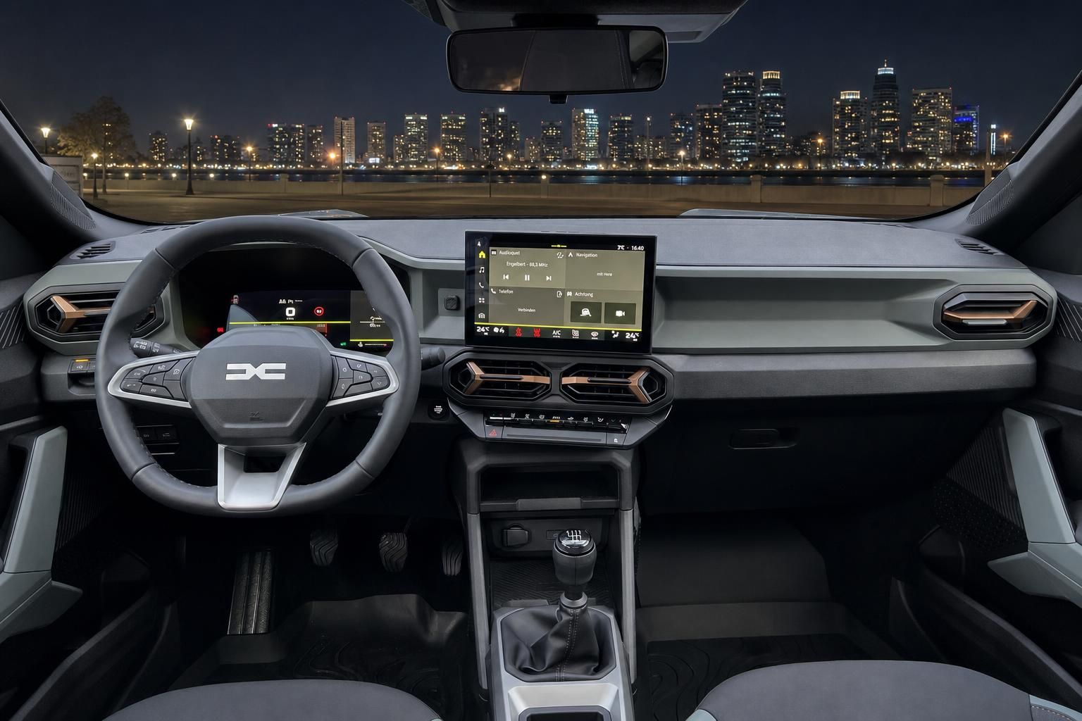 Dacia Bigster Armaturenbrett bei Nacht - modernes Cockpit mit Touchscreen und Stadtpanorama