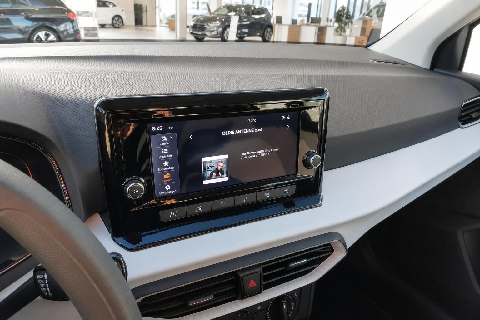 Modernes Infotainment-System mit Touchscreen im SEAT Armaturenbrett zeigt Radiosender an