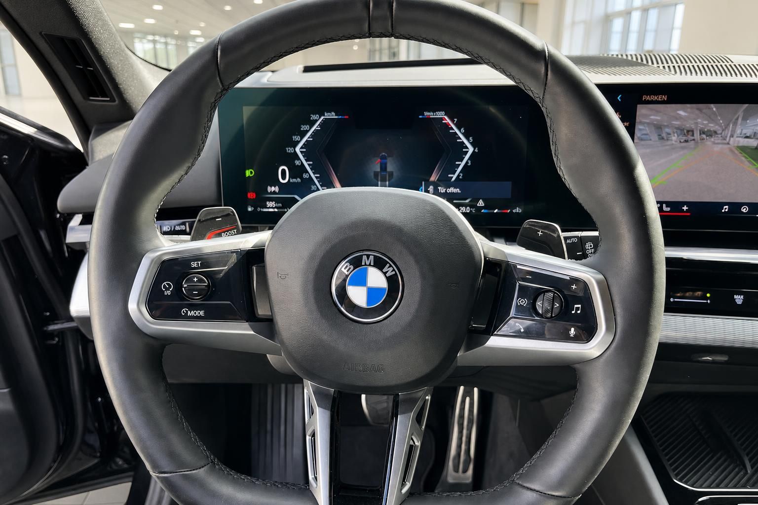 BMW Lenkrad Detailansicht mit digitalem Kombiinstrument