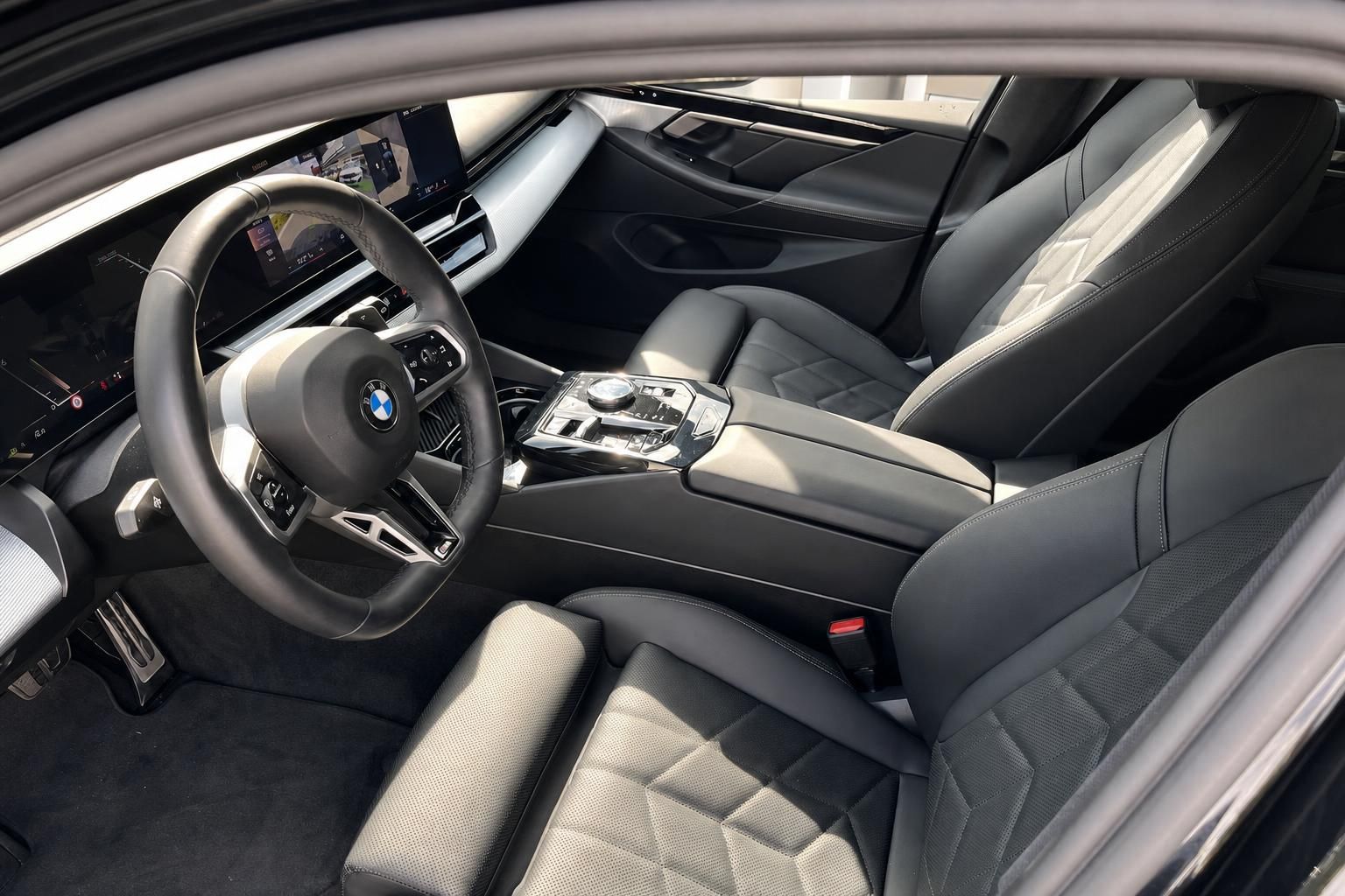 BMW Innenraum Vordersitze mit Lederausstattung und Cockpit