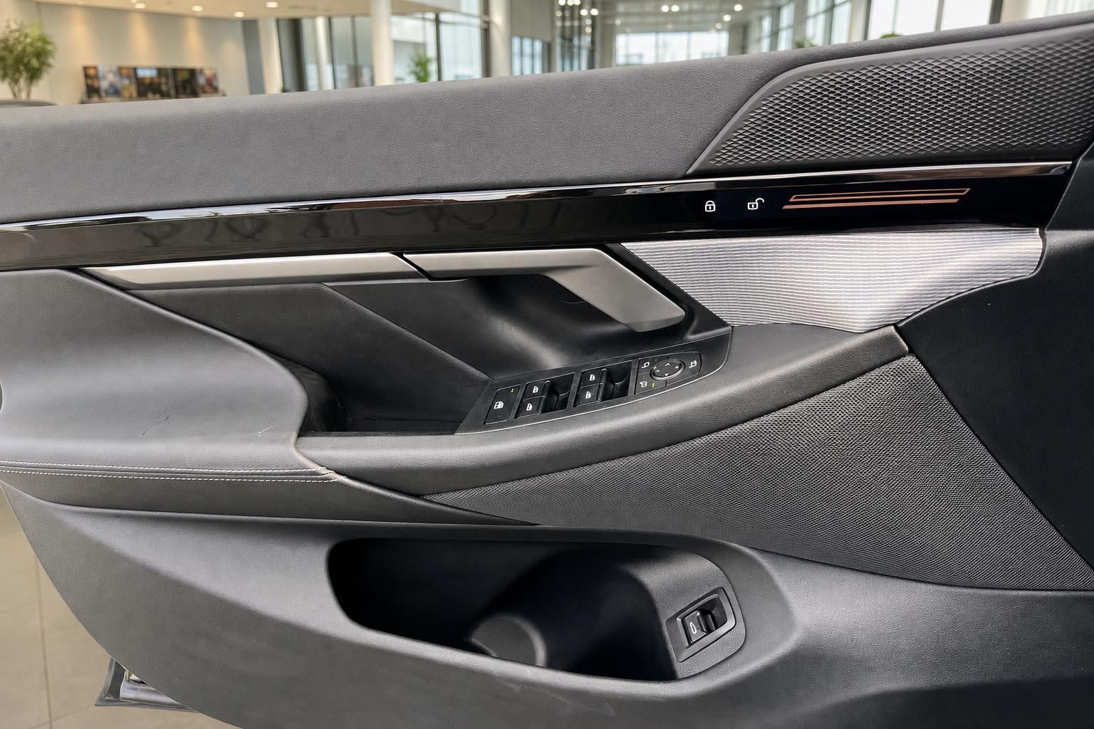BMW Türverkleidung mit Bedienelementen und Fensterheber Detail