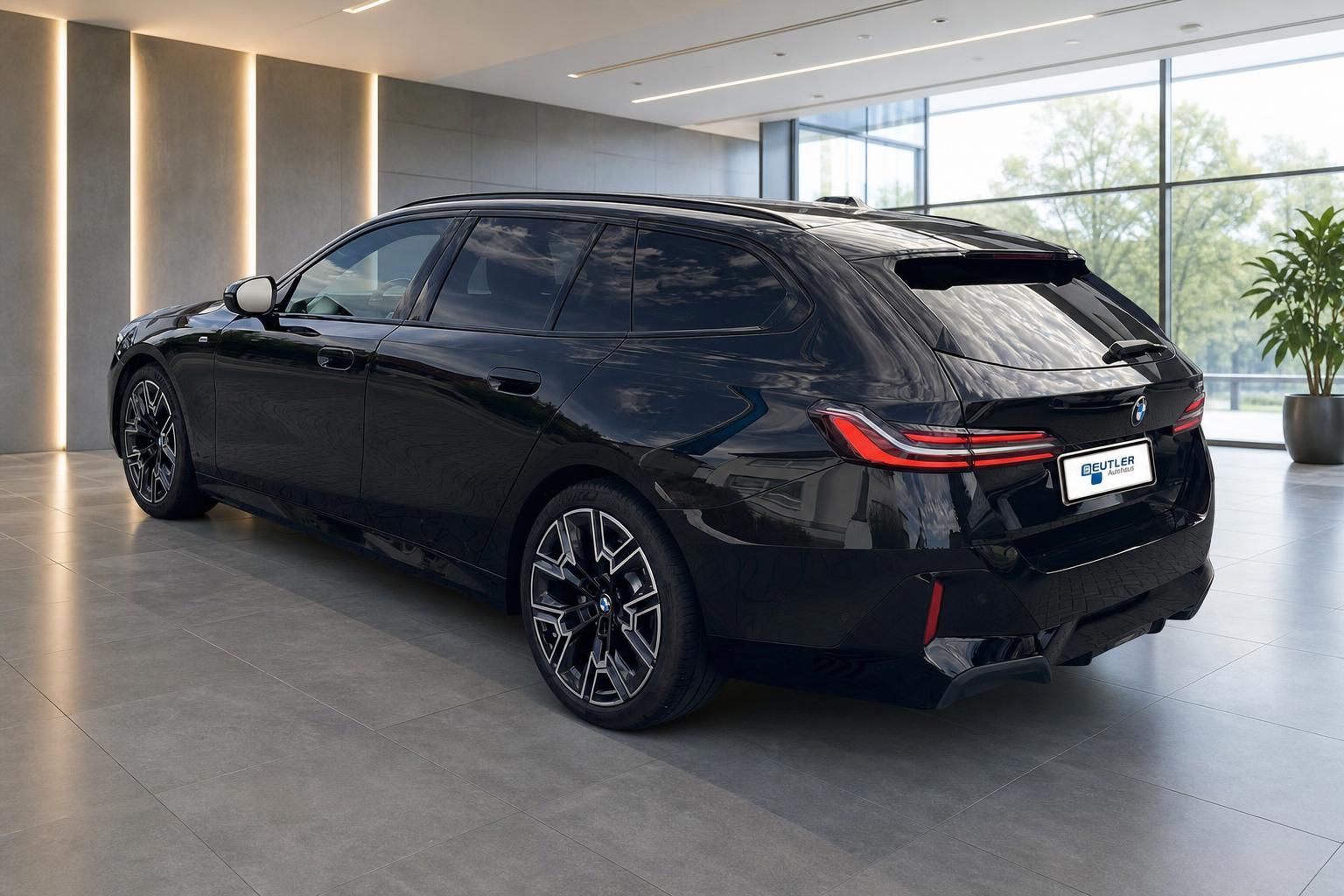 BMW 5er Touring schwarz, Heckansicht schraeg mit M Paket im Autohaus