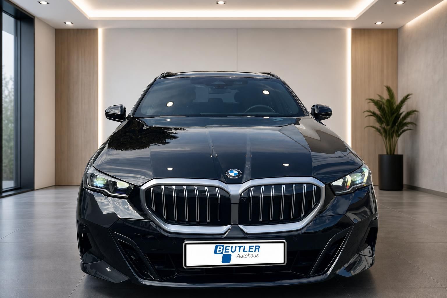 BMW 5er Touring schwarz Frontansicht im Autohaus Beutler