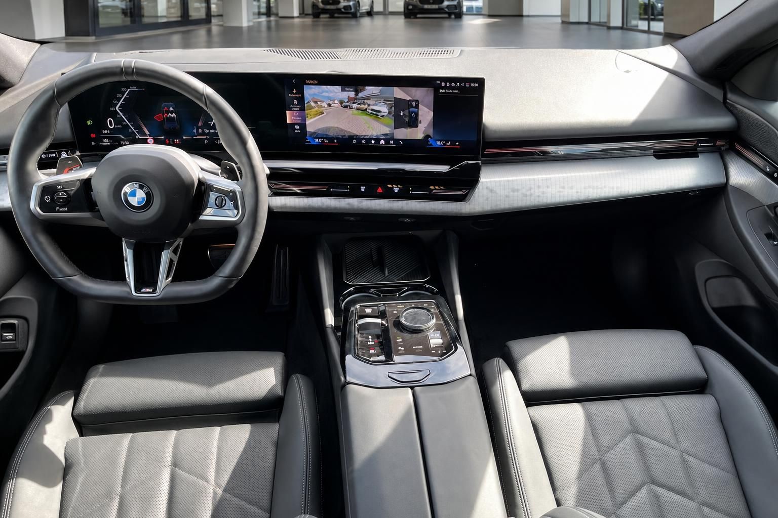 BMW Innenraum Cockpit mit Lederausstattung und Curved Display