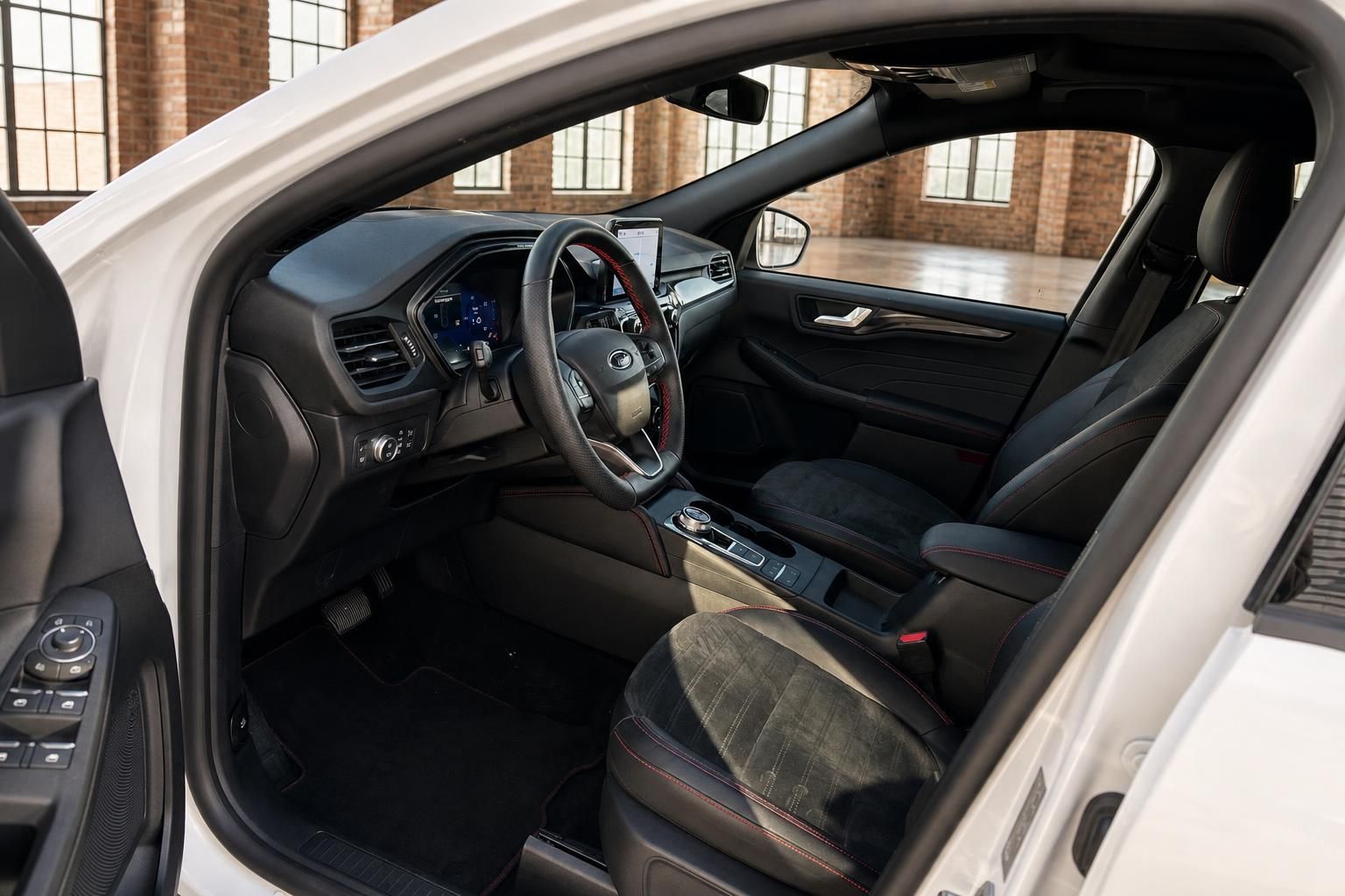 Ford Kuga Innenraum mit Lederlenkrad und Sportsitzen Detailansicht