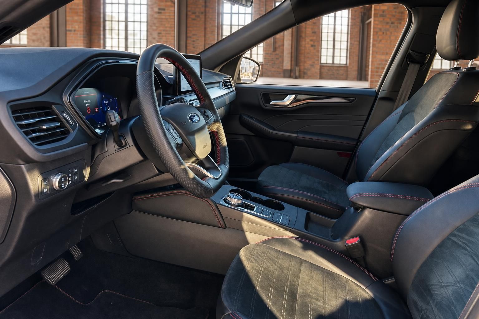 Ford Cockpit Ansicht mit Lenkrad, Mittelkonsole und Vordersitzen