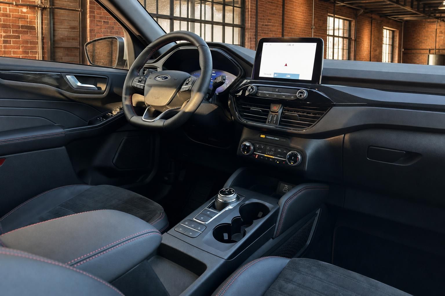 Ford Interieur mit Lederlenkrad, Navigationsdisplay und Sportsitzen