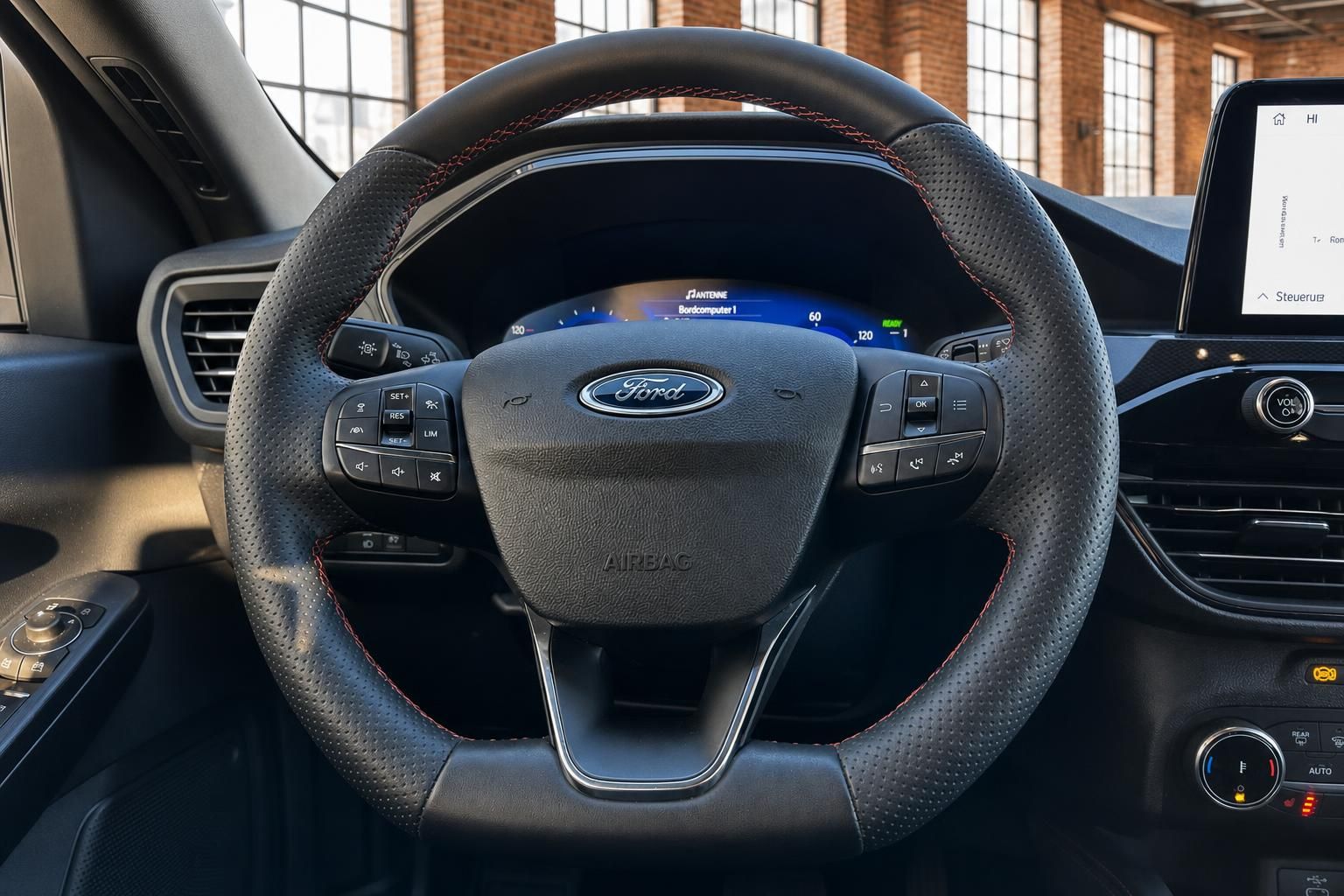 Ford Lenkrad Nahaufnahme mit Bedienelementen und Digitaltacho