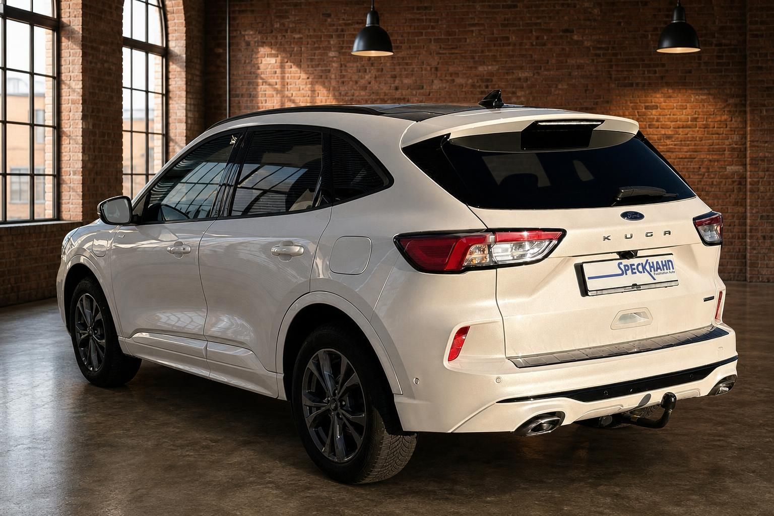 Ford Kuga weiß, Heck-Seitenansicht mit Panoramadach beim Händler