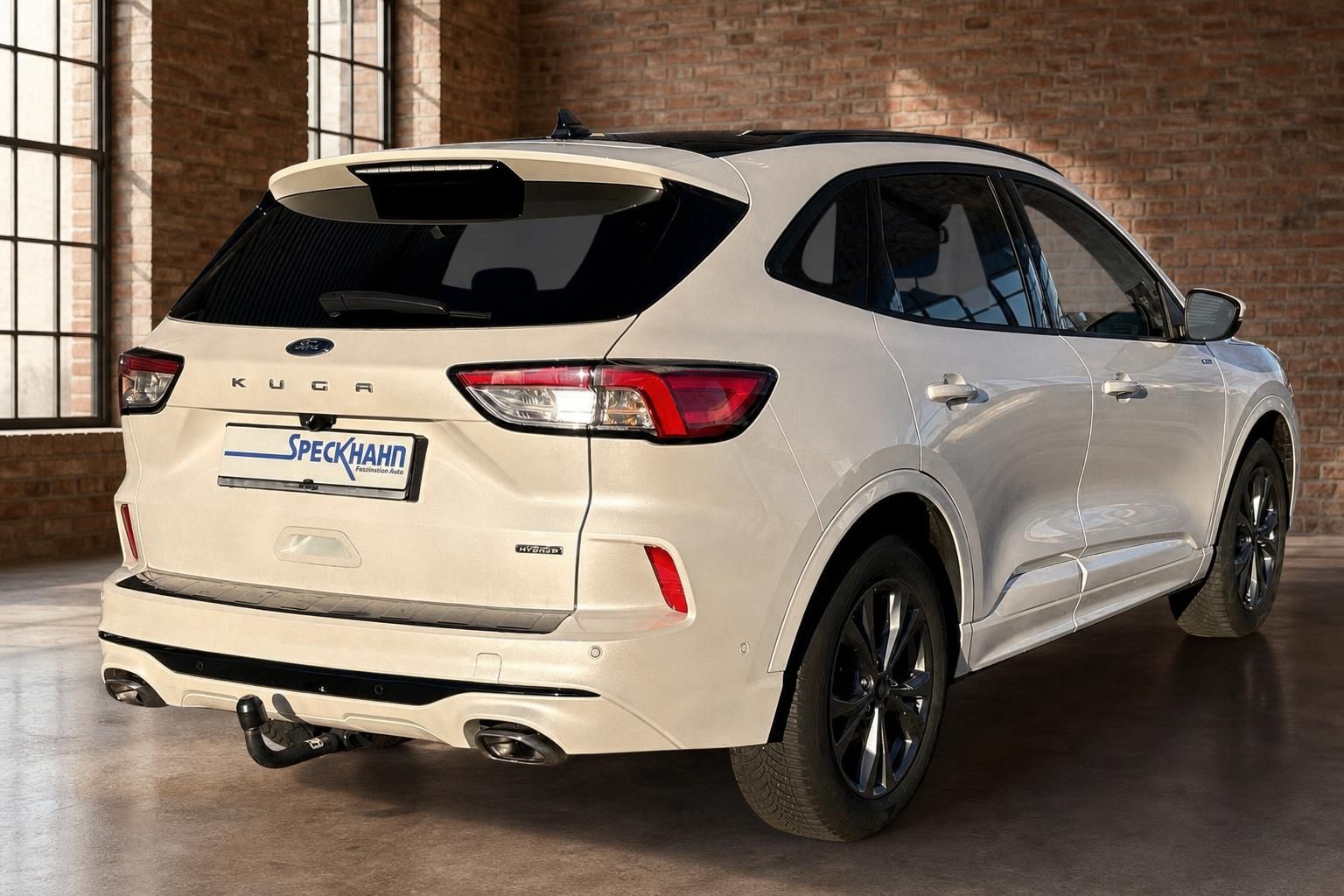 Ford Kuga Hybrid weiß, Heck-Seitenansicht mit Anhängerkupplung