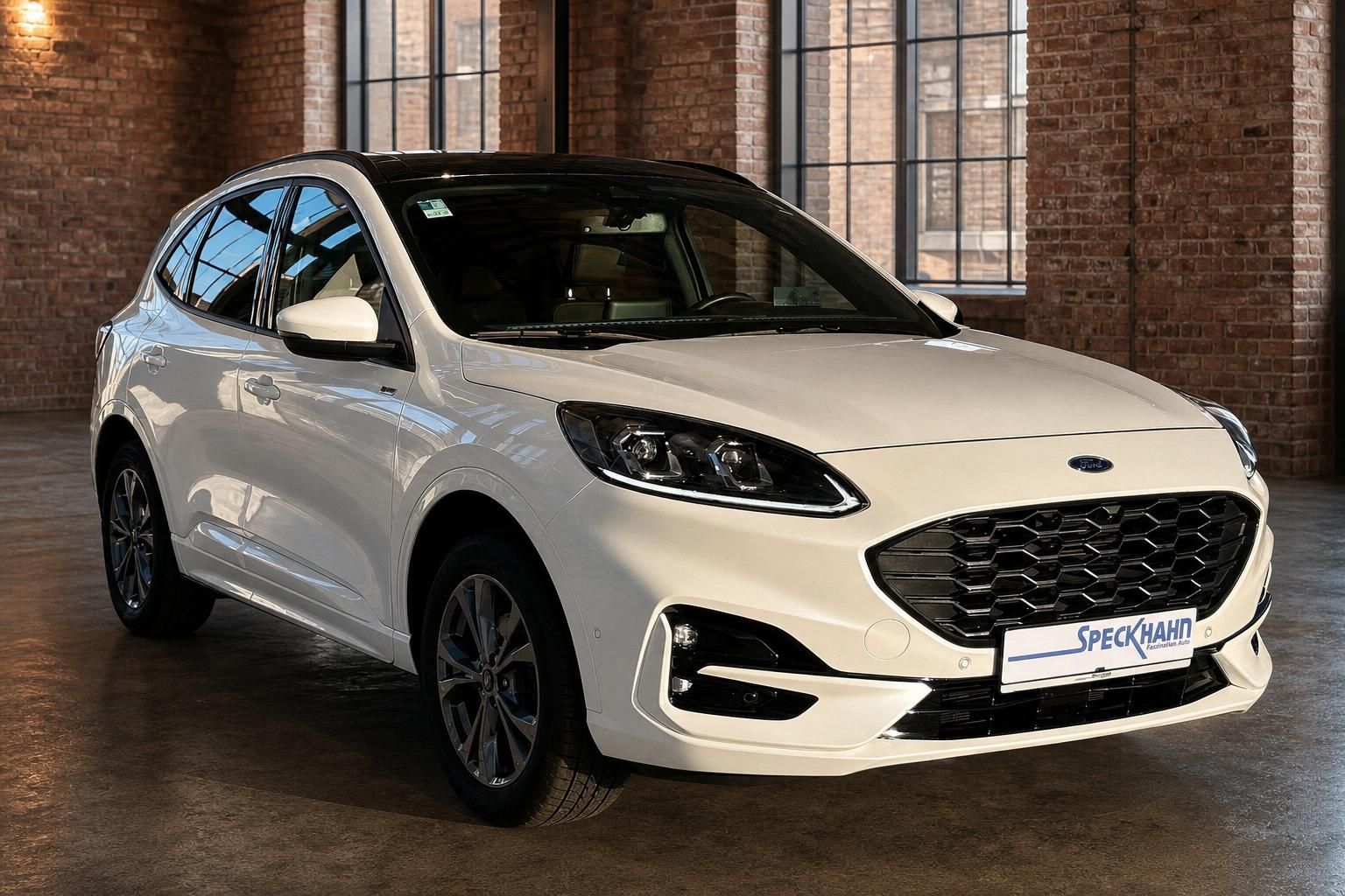 Ford Kuga weiß, Frontansicht mit Panoramadach in Backsteinhalle