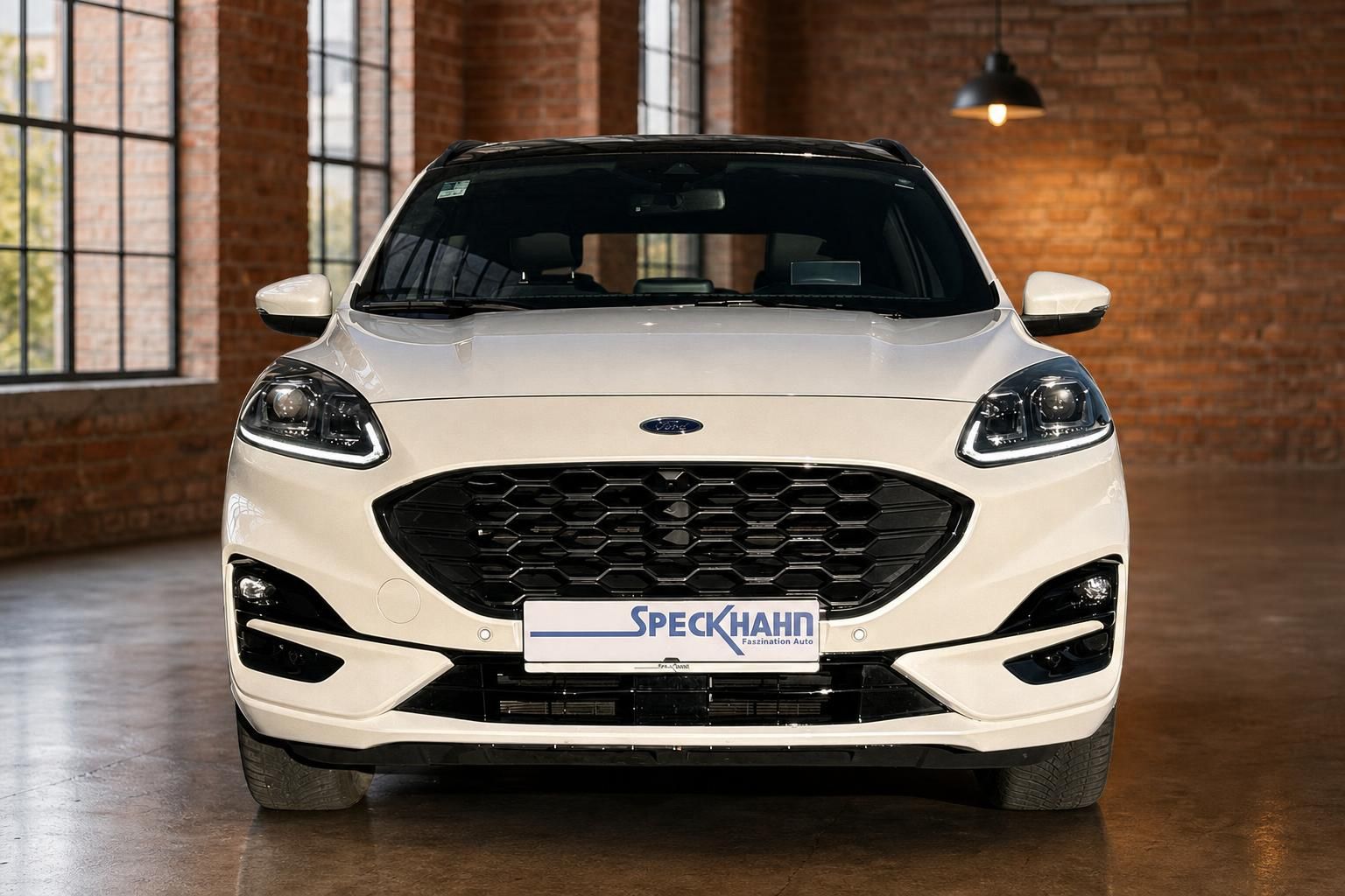 Ford Kuga weiß Frontansicht mit LED-Scheinwerfern in Fahrzeughalle