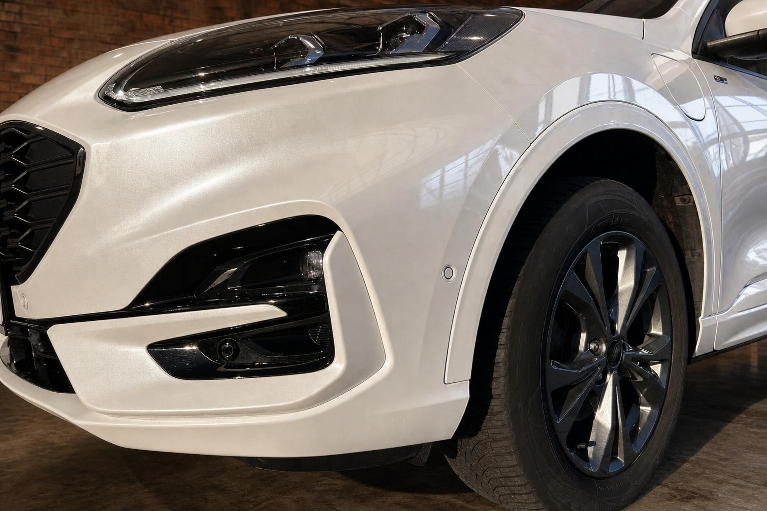 Ford Kuga Detailansicht Frontstoßstange und Alufelge in Weiß