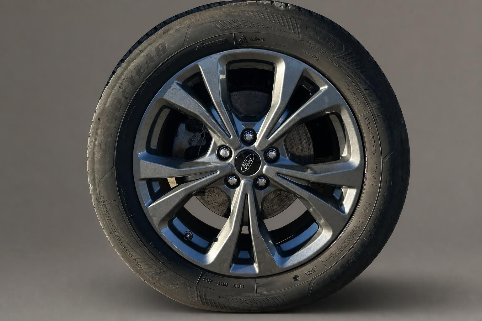Ford Alufelge mit Goodyear Reifen Nahaufnahme Studioaufnahme