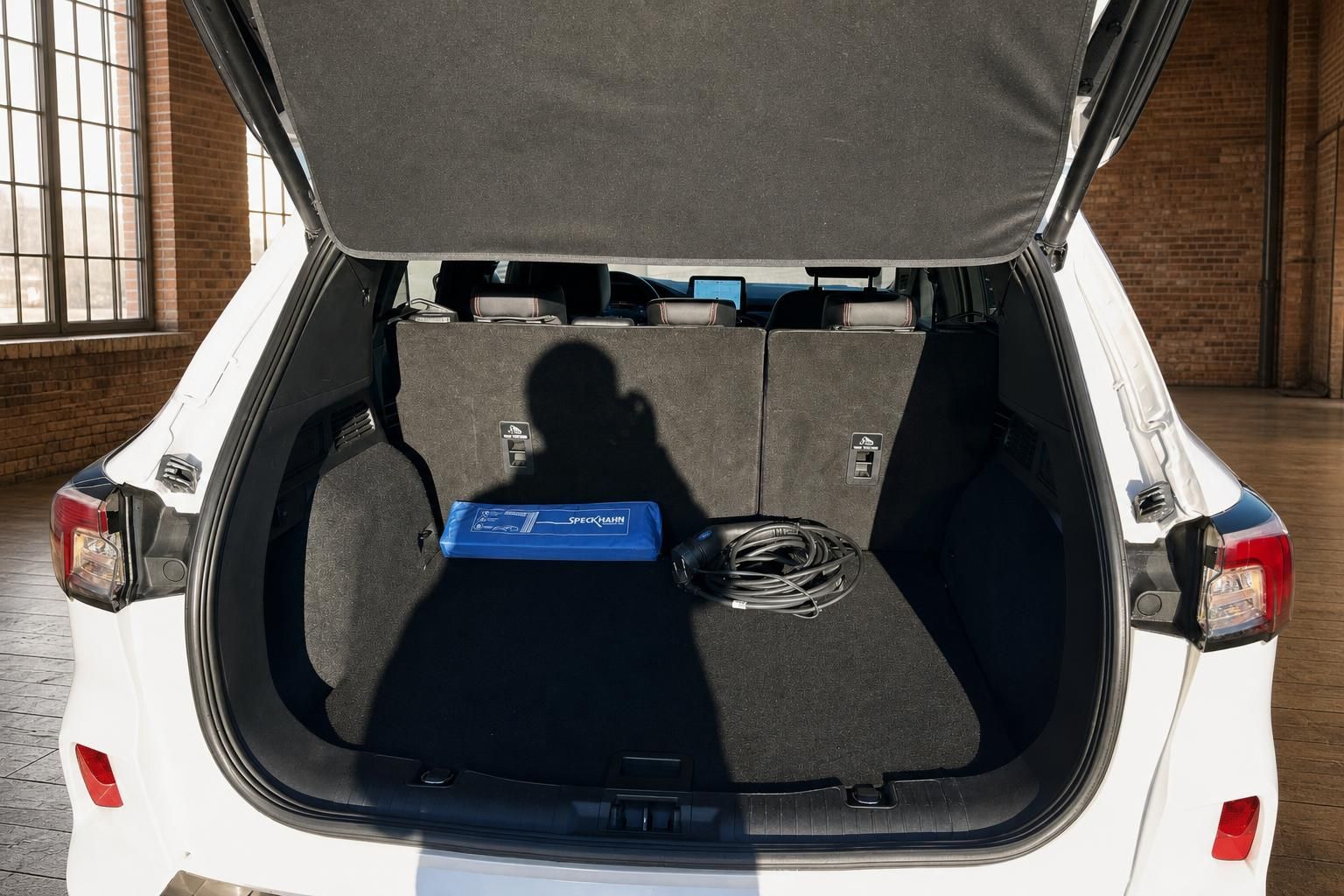 Ford Kuga Kofferraum mit umgeklappten Sitzen und Ladekabel