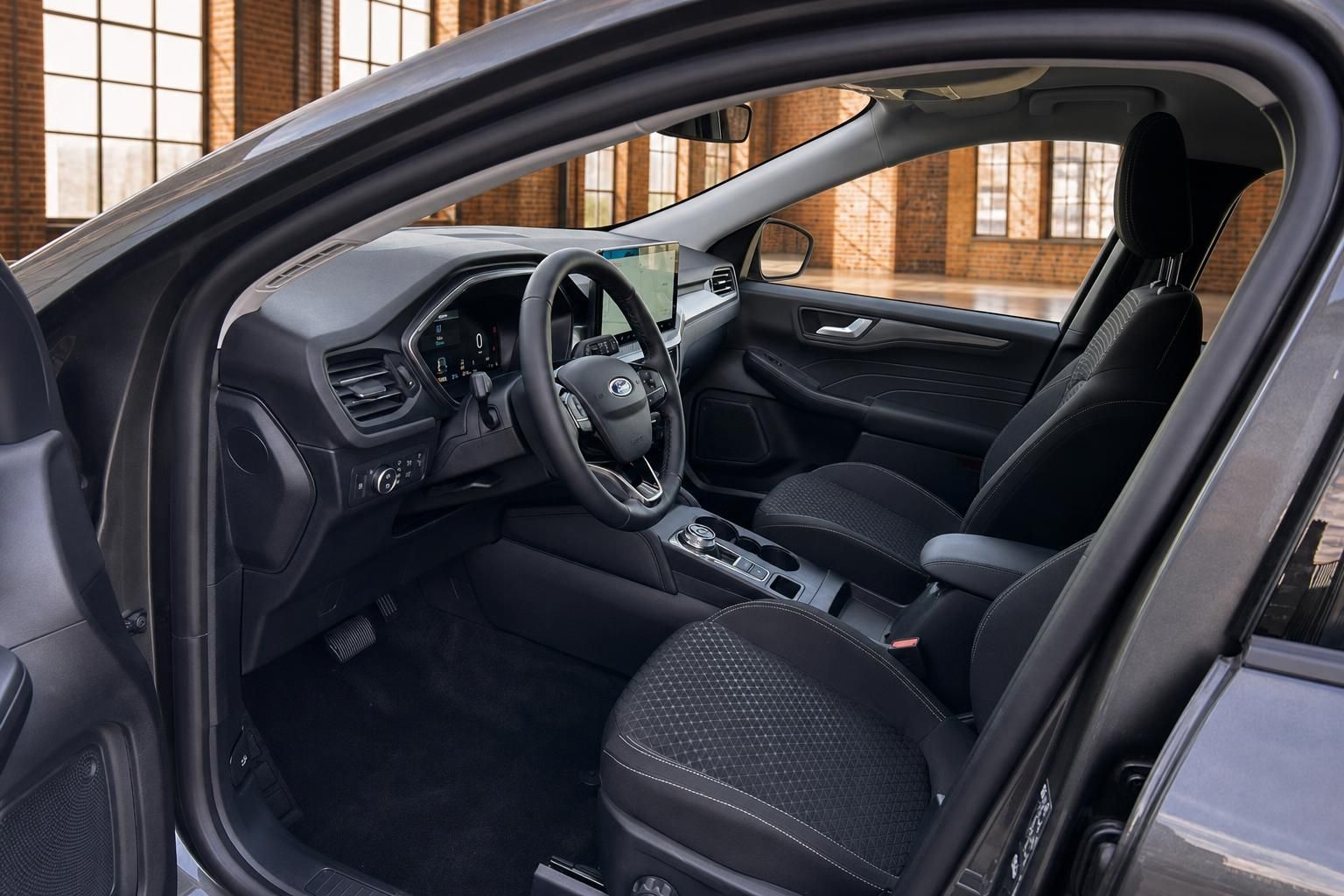 Ford SUV Innenraum mit schwarzem Lenkrad, Touchscreen, Fahrer- und Beifahrersitz in schwarz