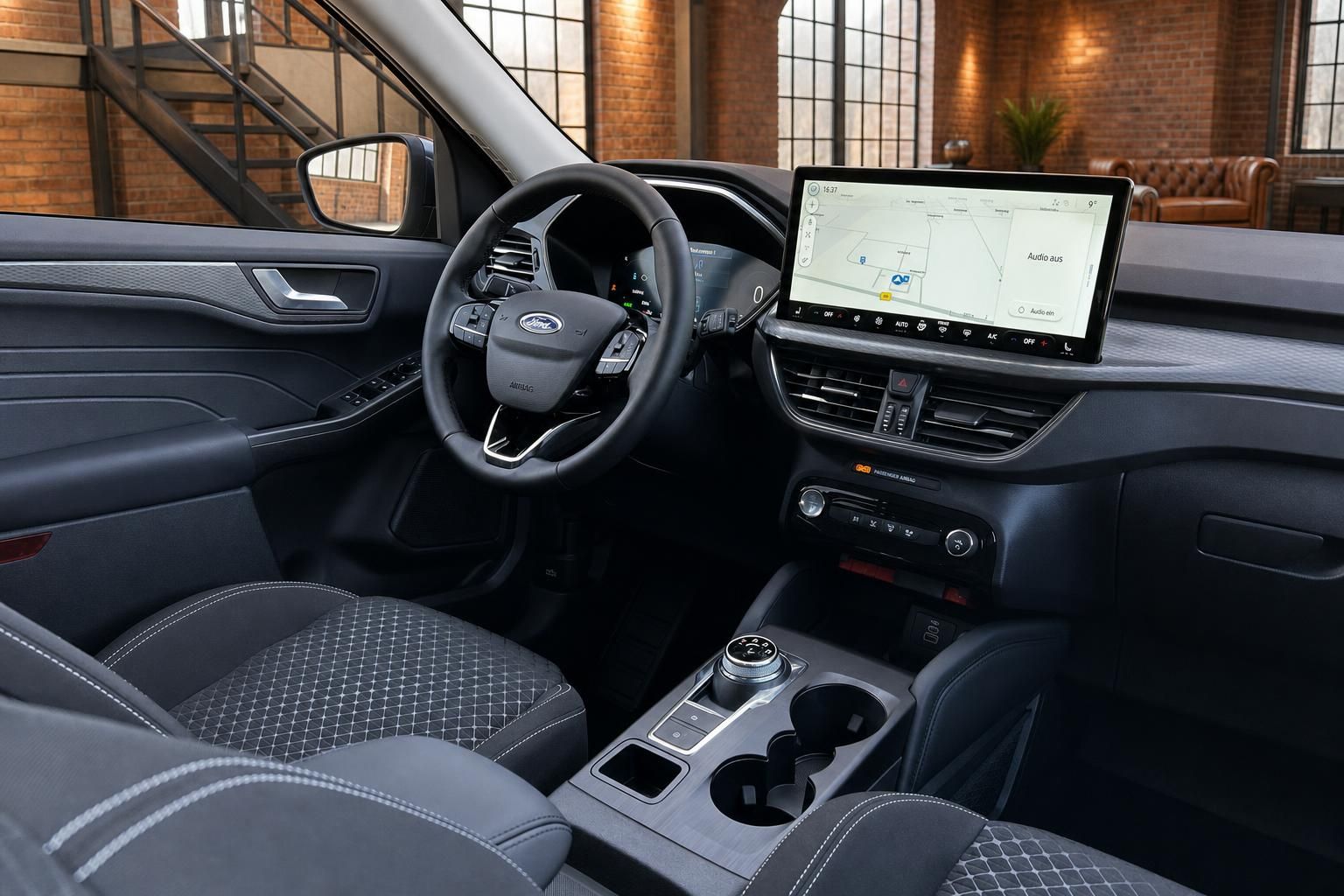 Ford Kuga Cockpit mit großem Touchscreen-Navi, Ford-Lenkrad und Mittelkonsole