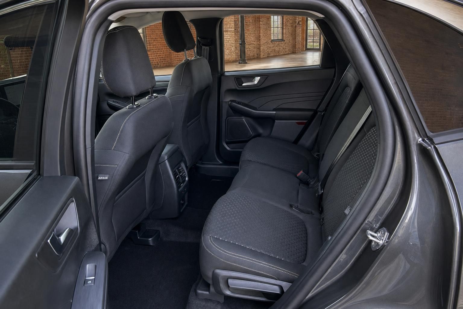 Ford Kuga Innenraum Rücksitzbank mit schwarzen Stoffsitzen und Airbag-Kennzeichnung