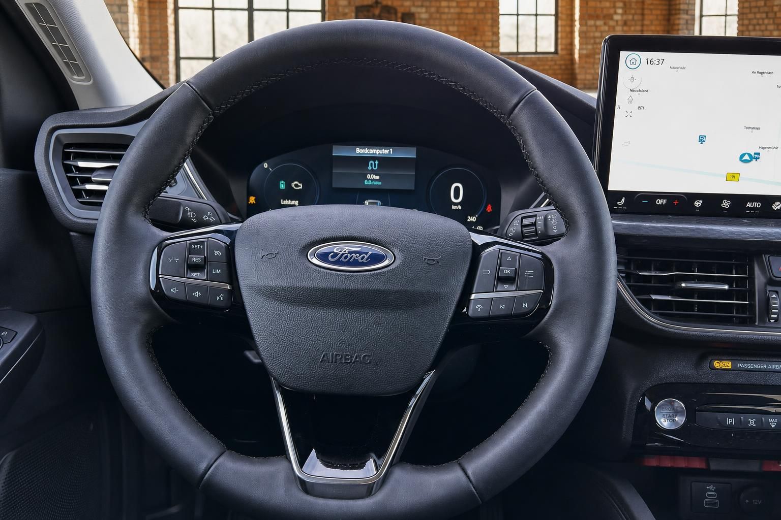 Ford Kuga Lenkrad Detailansicht mit Multifunktionstasten, Tacho und Infotainment-Bildschirm