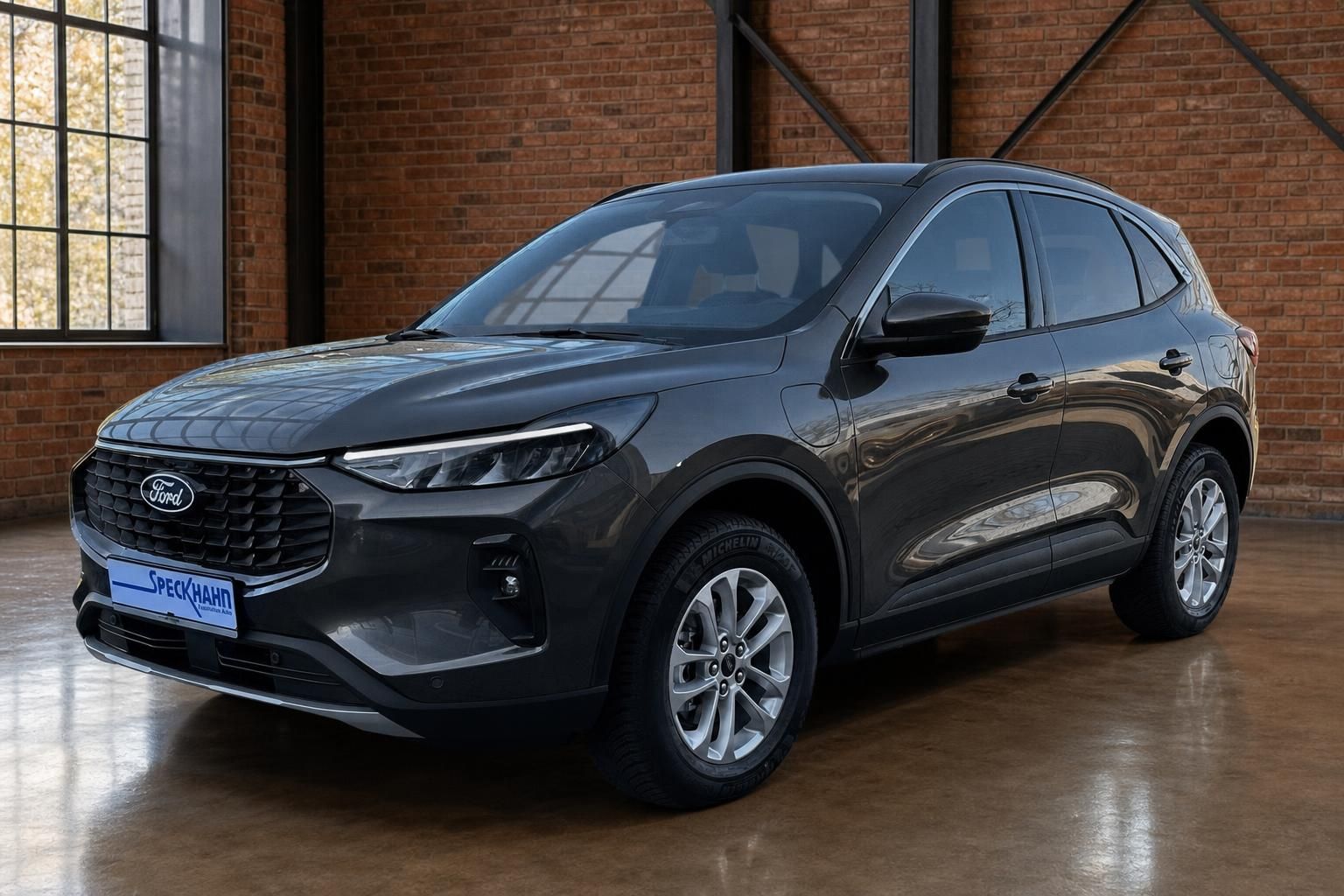 Ford Kuga Hybrid dunkelgrau Frontansicht schräg links Innenraum-Showroom Autohaus Speckhahn