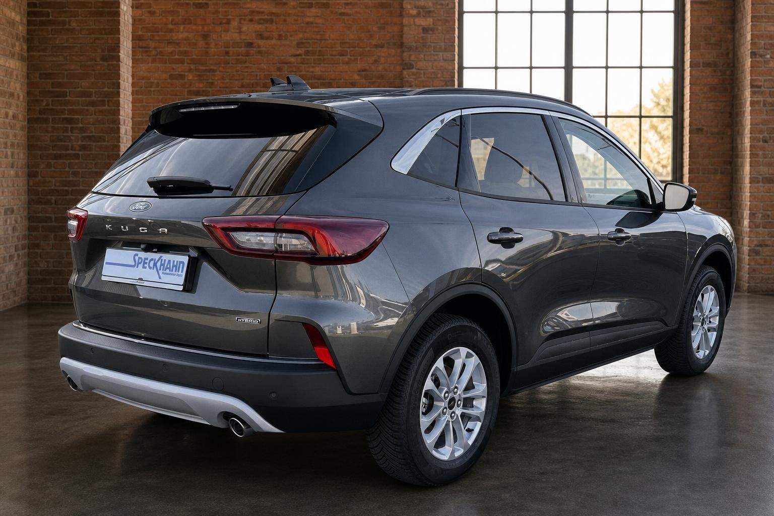 Ford Kuga Hybrid grau Heckansicht schräg rechts im Showroom bei Autohaus Speckhahn