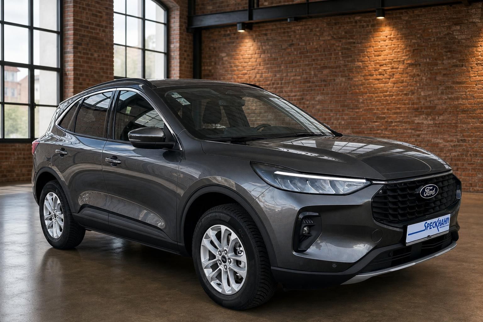 Ford Kuga Hybrid grau Frontansicht schräg links im Showroom Autohaus Speckhahn