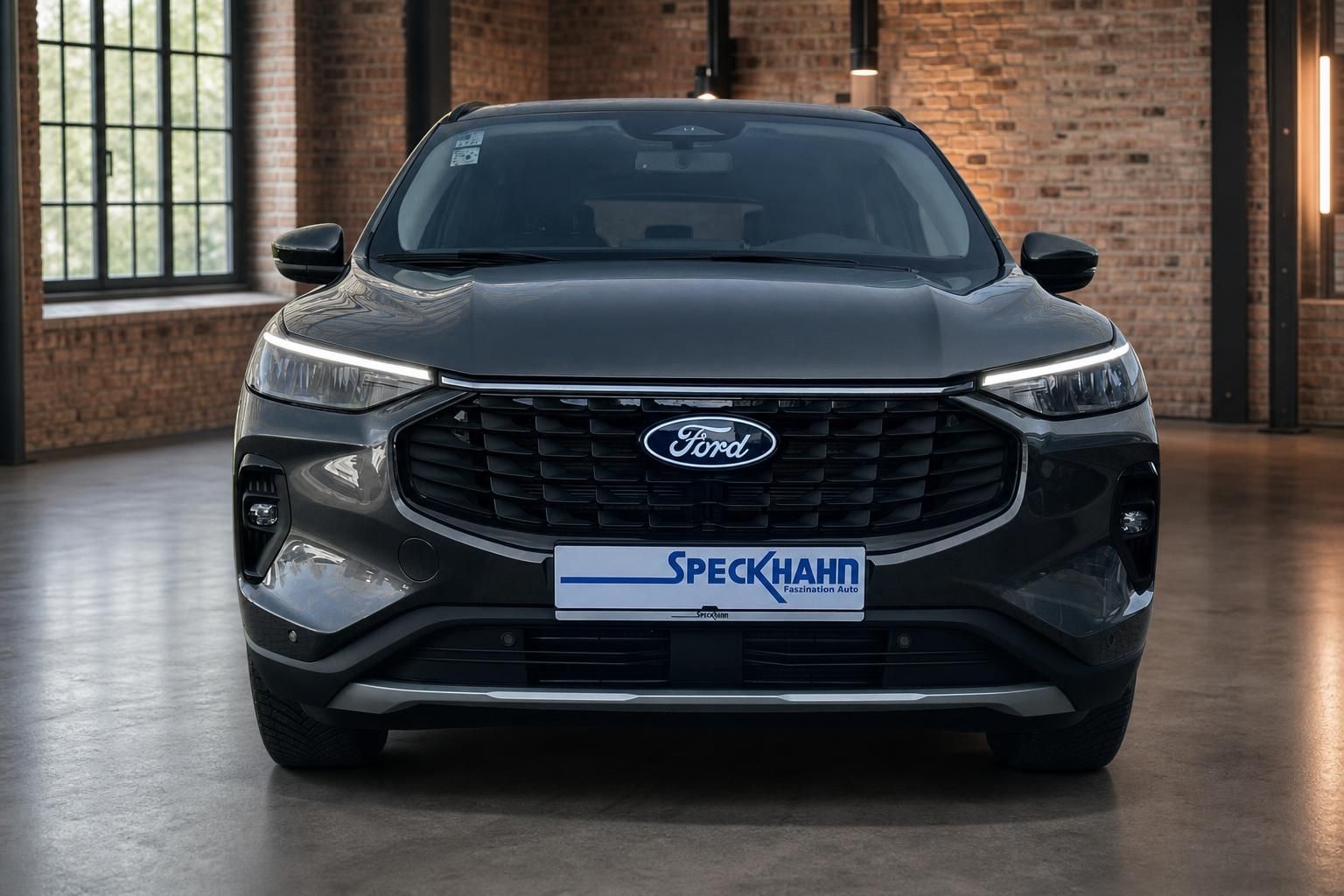 Ford Kuga SUV Frontansicht in Grau mit LED-Scheinwerfern und schwarzem Kühlergrill