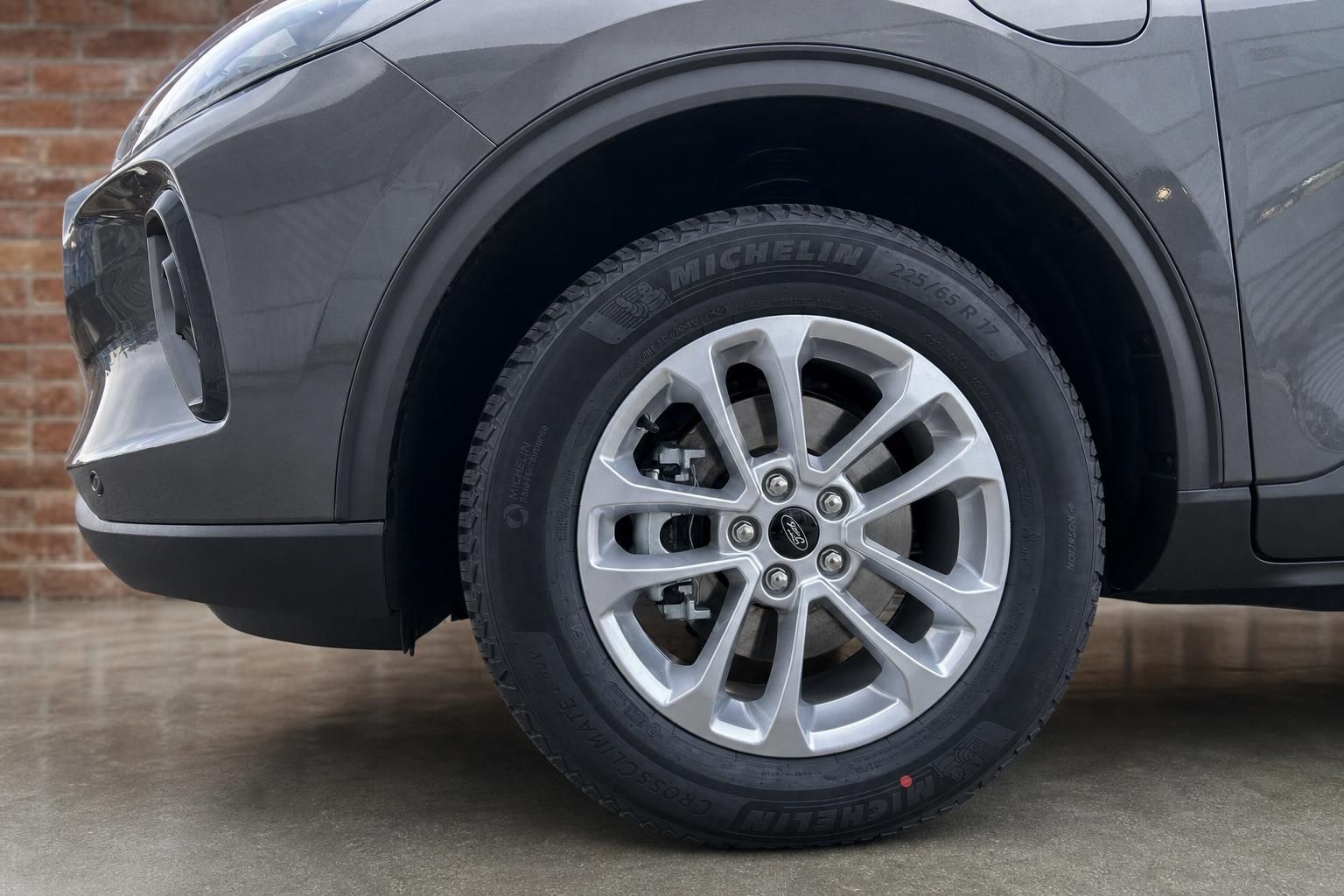 Ford SUV Alufelge 17 Zoll mit Michelin CrossClimate Reifen 225/65 R17 Nahaufnahme