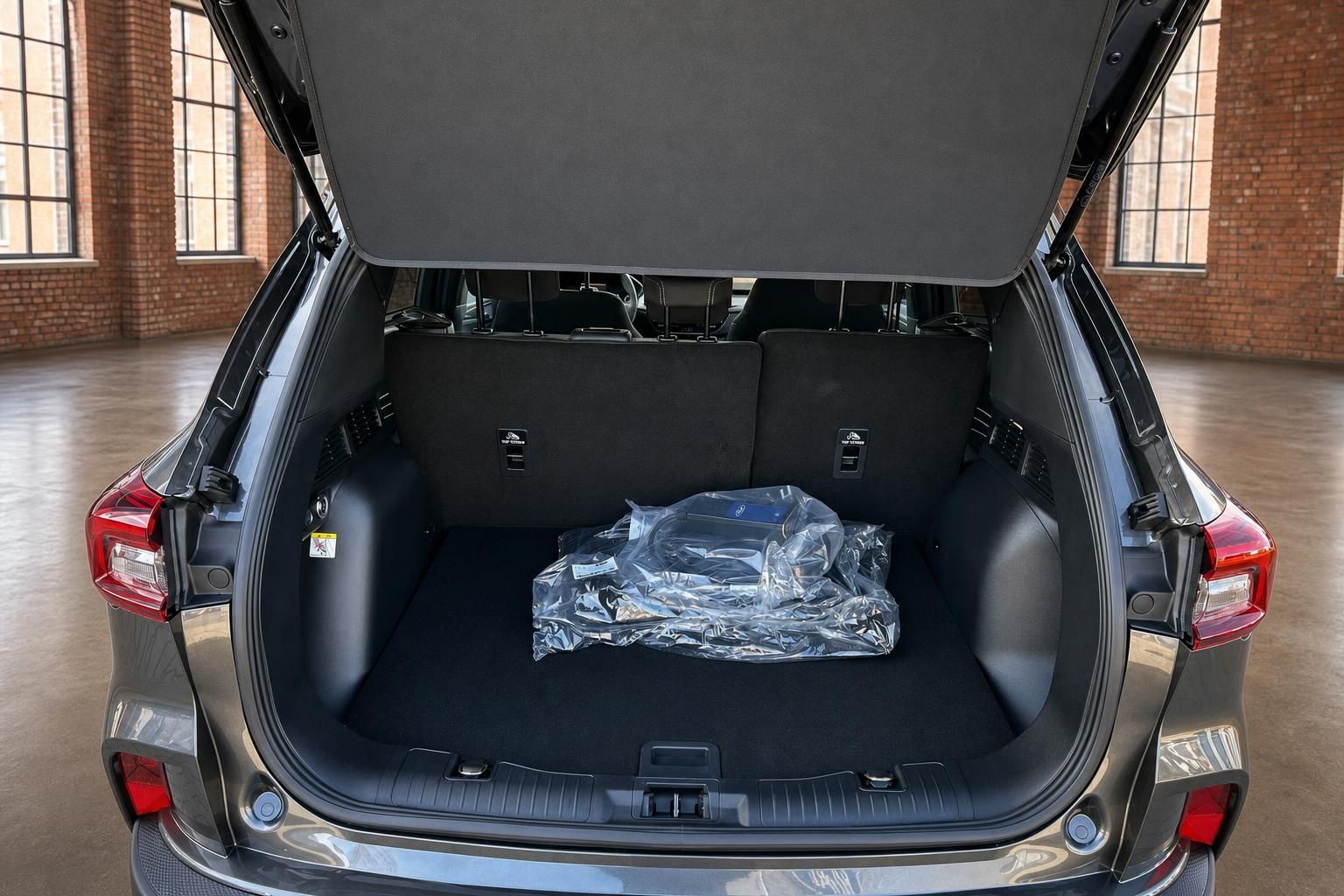 Ford SUV Kofferraum offen mit großem Laderaum und umklappbaren Rücksitzen in grau