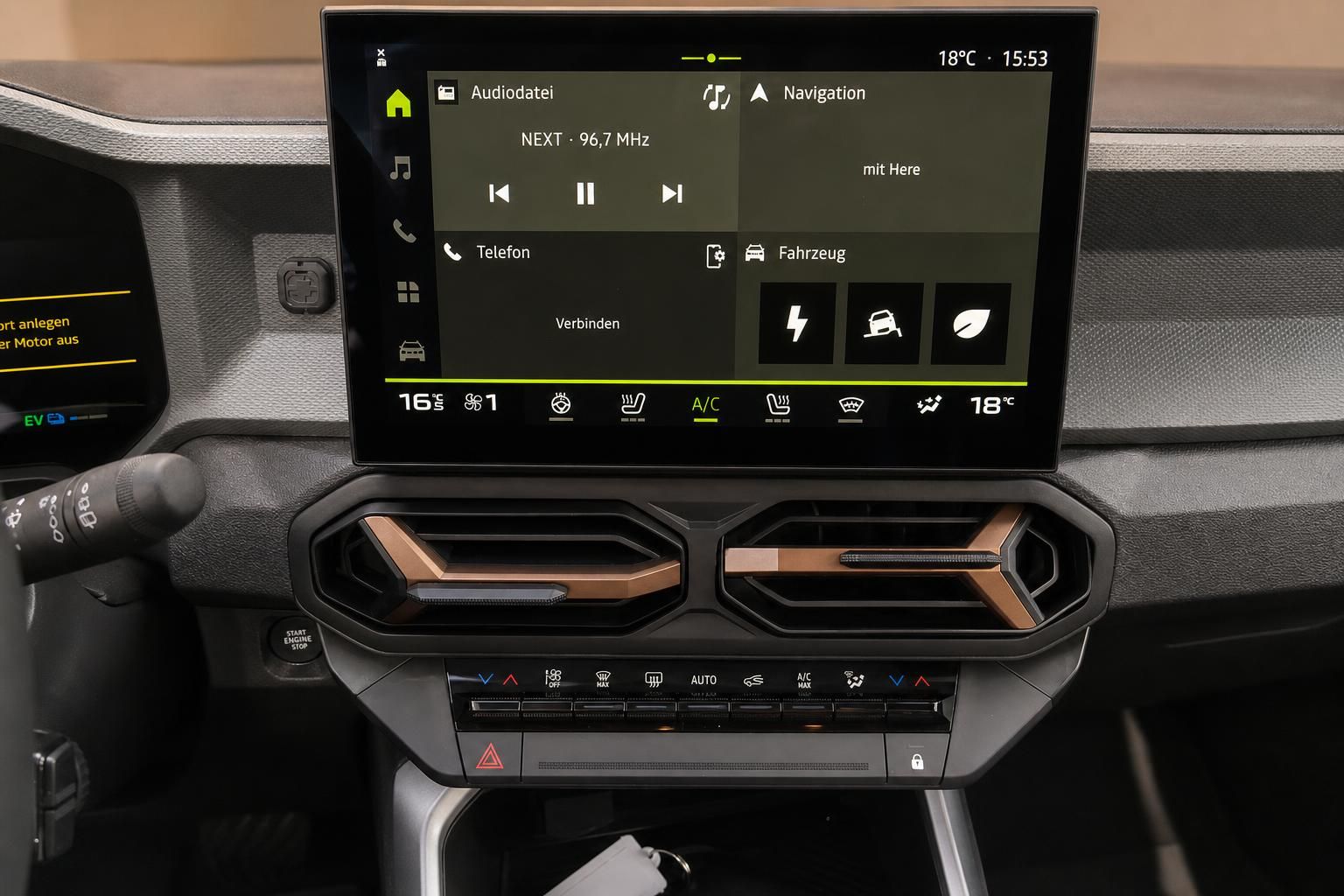 Infotainment-Touchscreen mit Klimabedienung und Navigation im Fahrzeug
