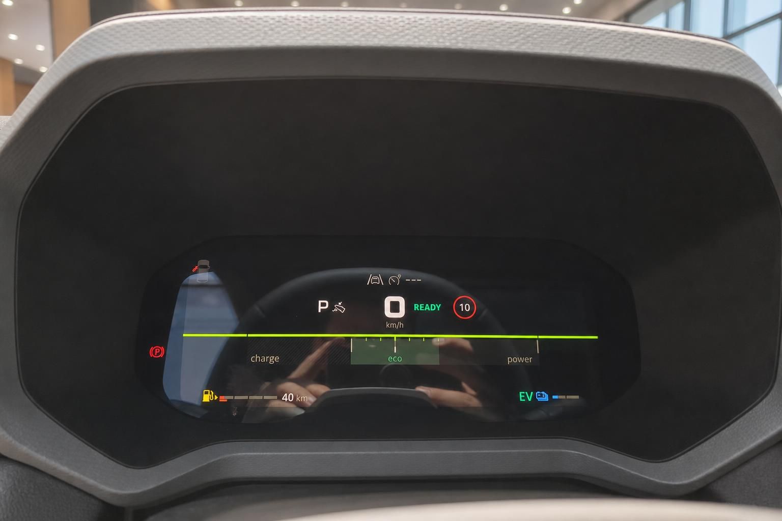 Cockpit-Display Elektroauto mit Ladestand und Reichweitenanzeige im Detail