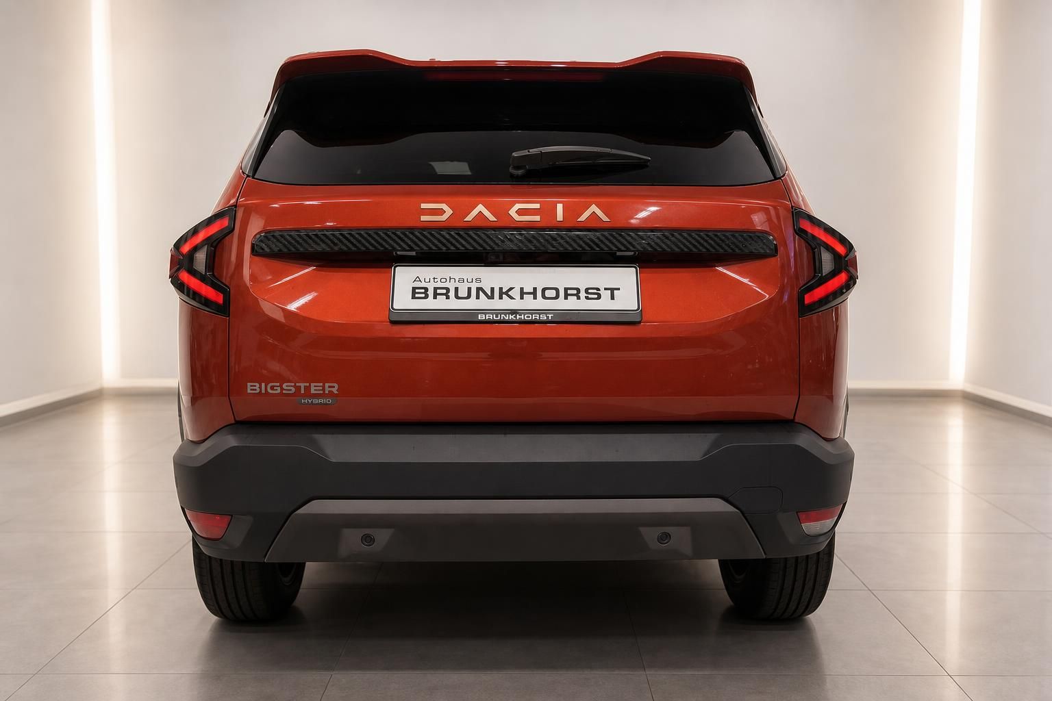 Dacia Bigster Hybrid in Orange, Heckansicht im Autohaus Brunkhorst