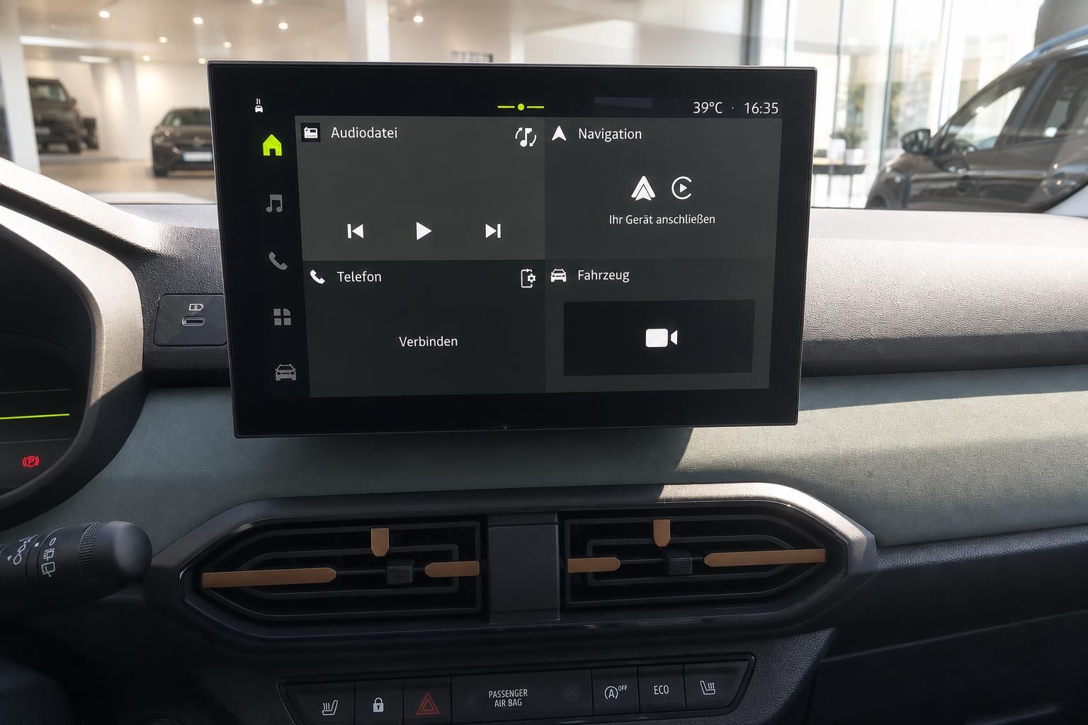 Dacia Infotainment-Touchscreen mit Navigation und Audiomenü im Fahrzeug-Cockpit