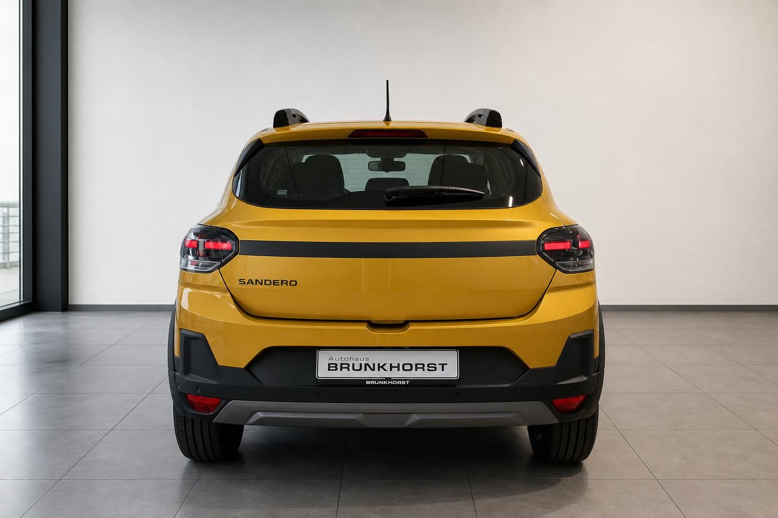 Dacia Sandero Stepway gelb Heckansicht im Showroom Autohaus Brunkhorst