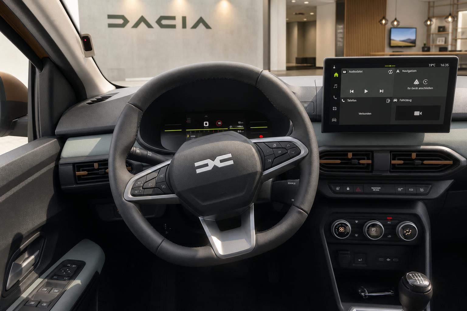 Dacia Cockpit mit Lenkrad, digitalem Kombiinstrument und 10-Zoll-Touchscreen im Autohaus