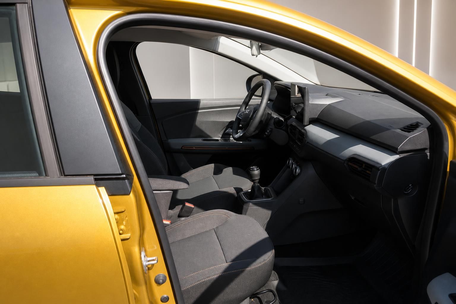 Dacia Sandero Stepway gelb Innenraum Vordersitze und Armaturenbrett seitlich