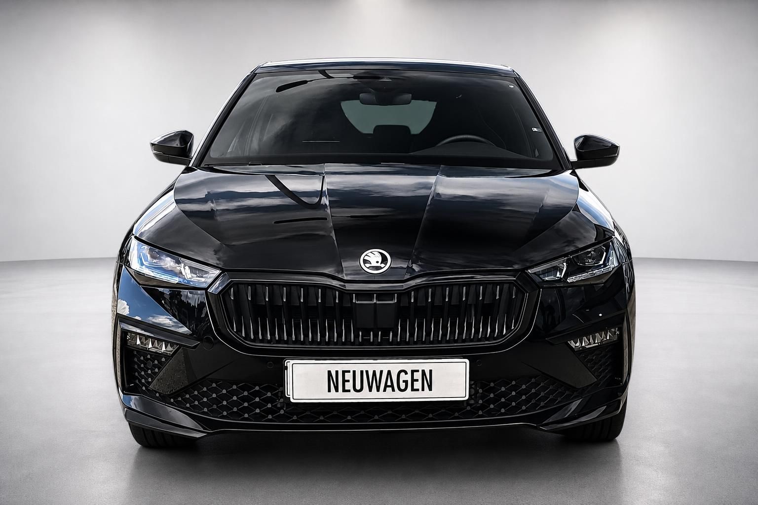 Skoda Scala schwarz Frontansicht mit markantem Kuehlergrill