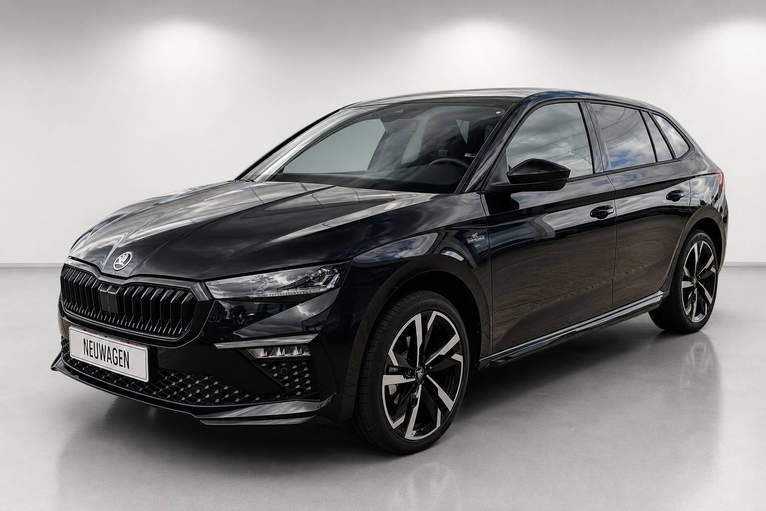 Skoda Scala schwarz Frontansicht schraeg im Autohaus